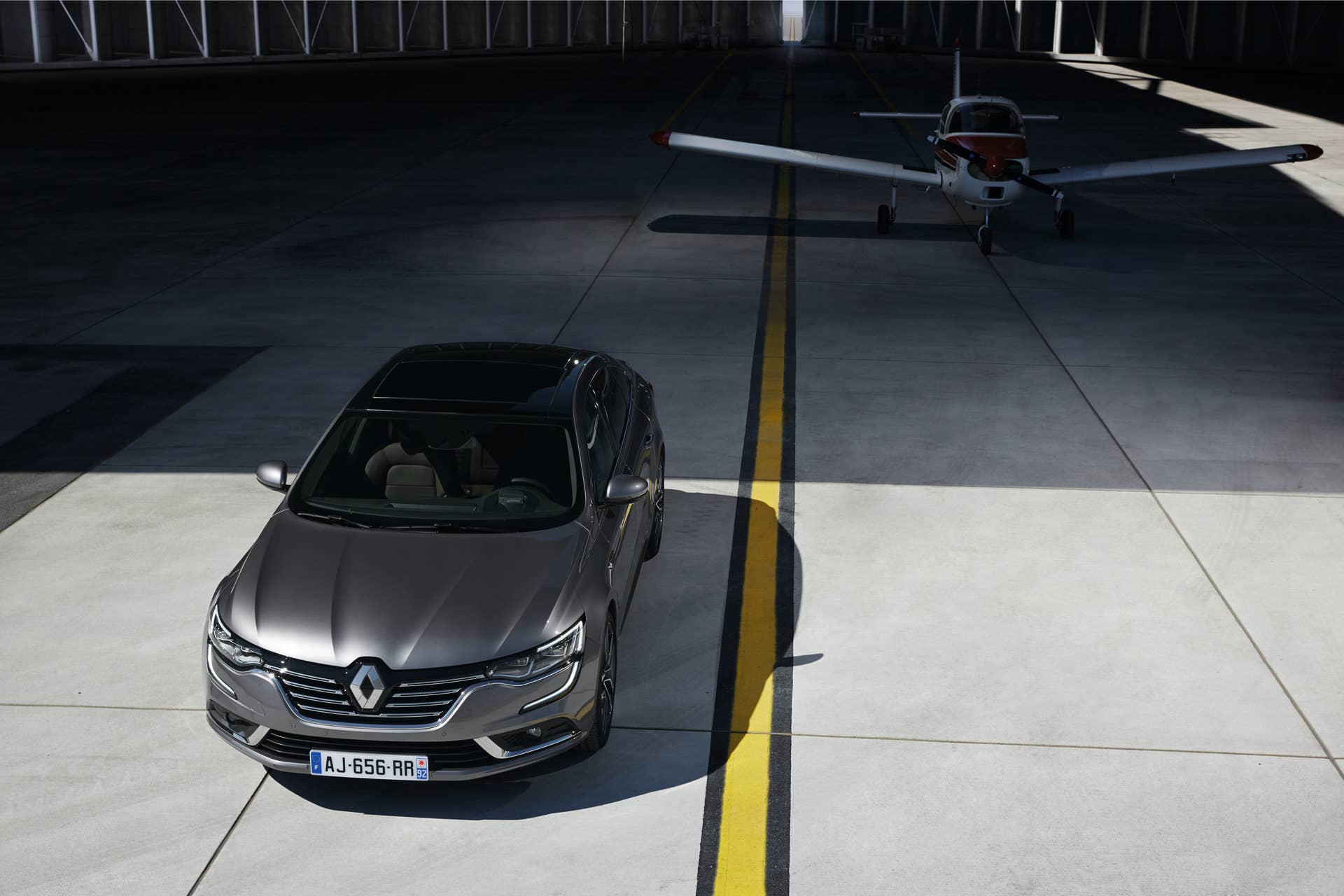 renault airplane airport talisman sedan