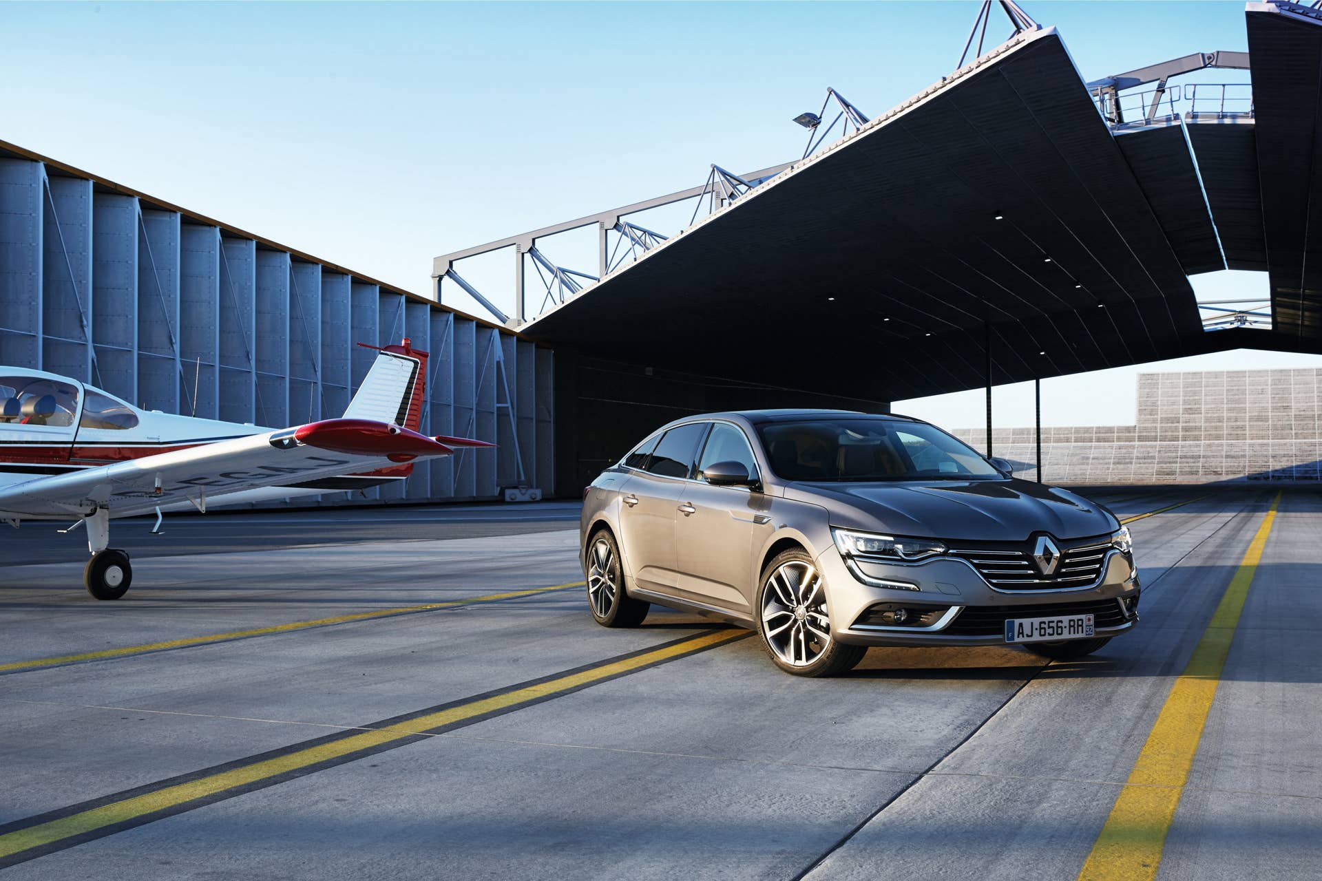 renault talisman hangar airplane airport