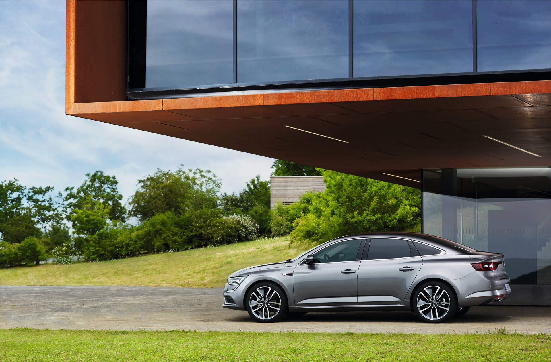 nissan renault sedan talisman house trees