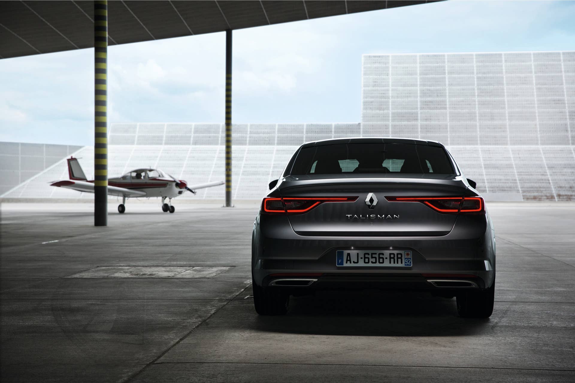renault talisman sedan airplane badge logo