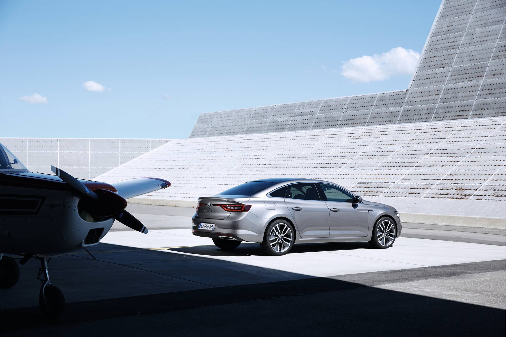 renault nissan aircraft plane talisman sedan
