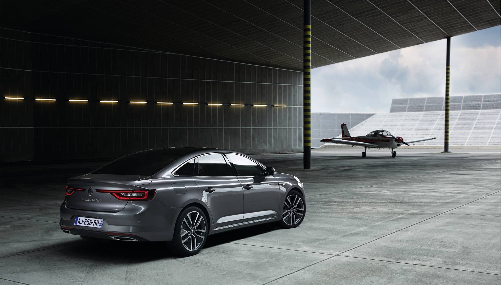 renault nissan talisman sedan airplane aircraft