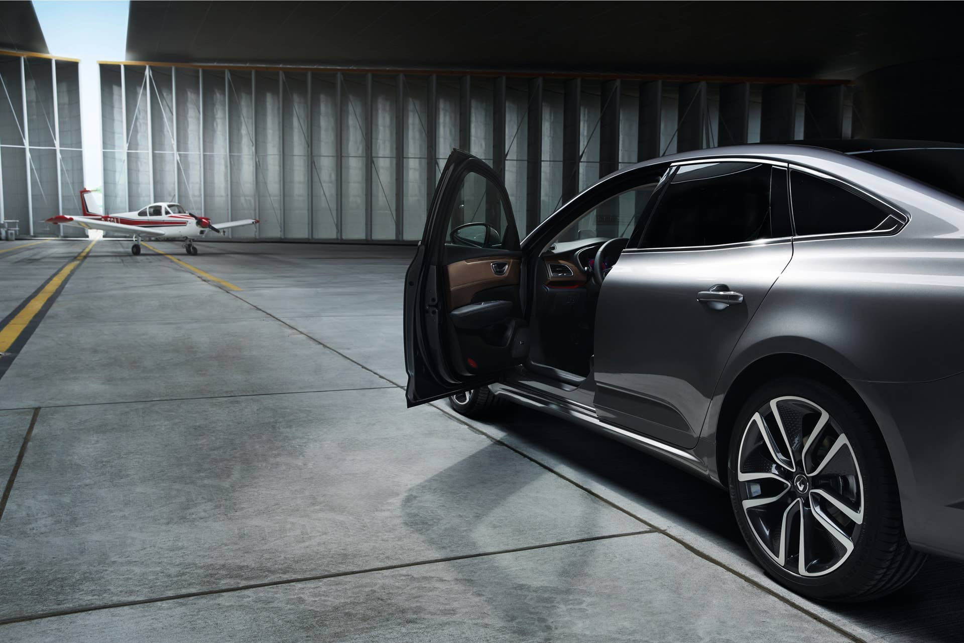 door open renault nissan hangar airplane talisman