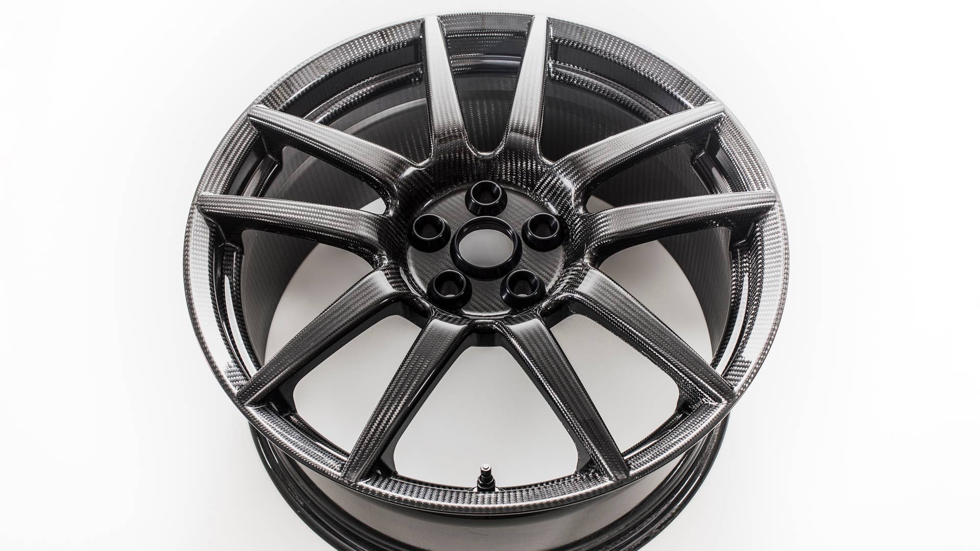 Ford GT carbon-fiber wheel outside