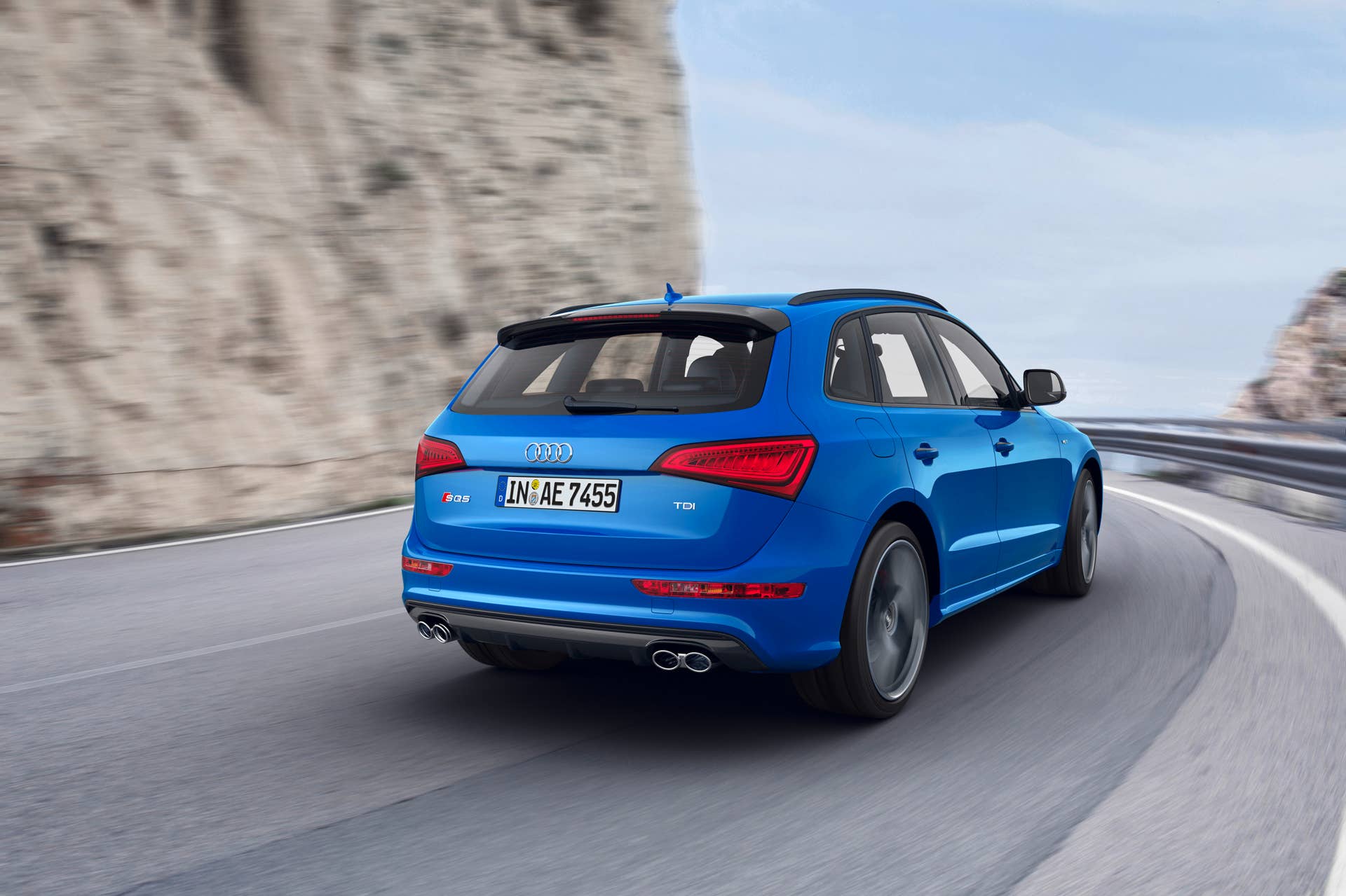 Audi SQ5 TDI Plus moving road rear 3/4