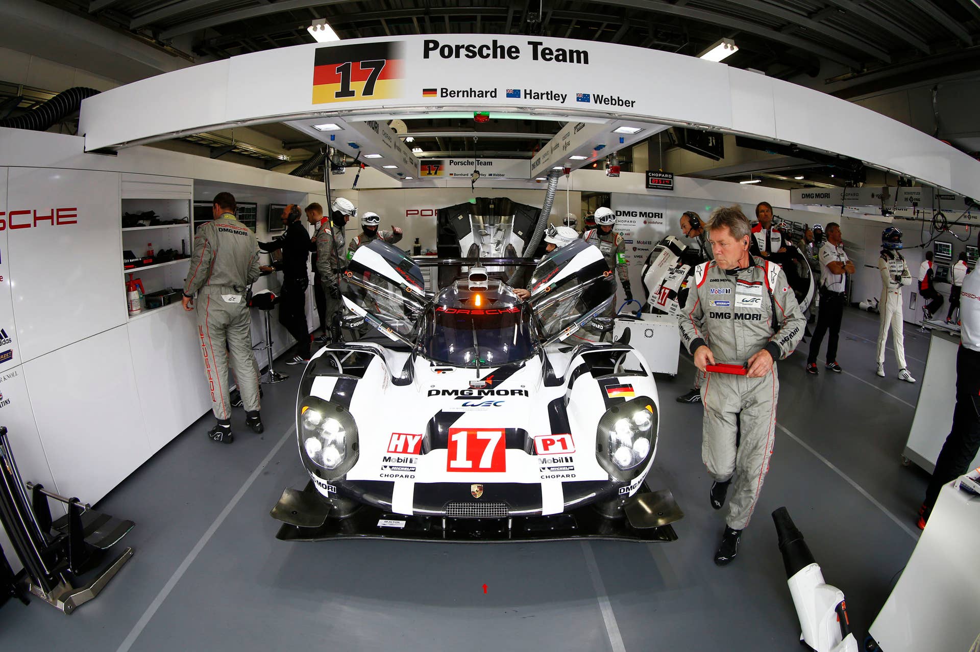 Porsche 919 Hybrid #17 pit garage