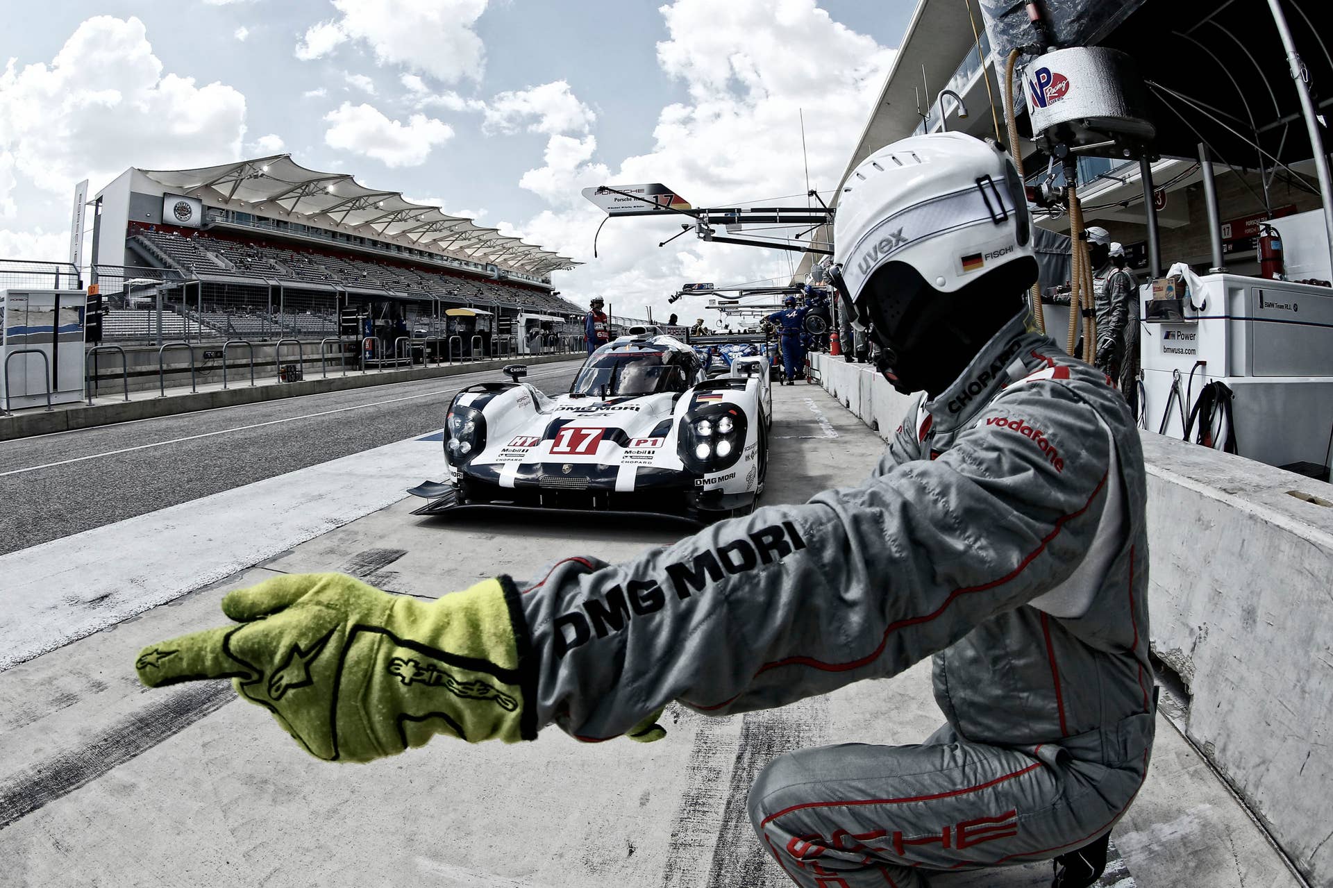 Porsche 919 Hybrid #17 pit stop 2015 FIA World Endurance Championship