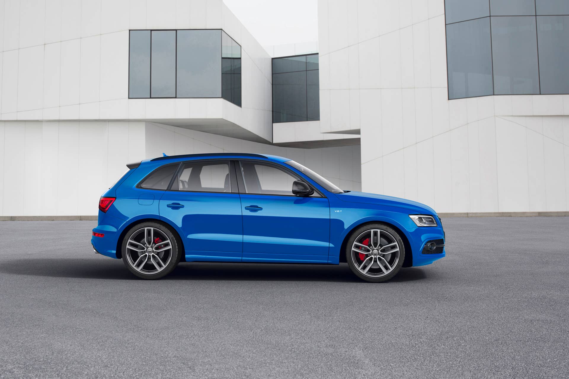 Audi SQ5 TDI Plus parked side profile