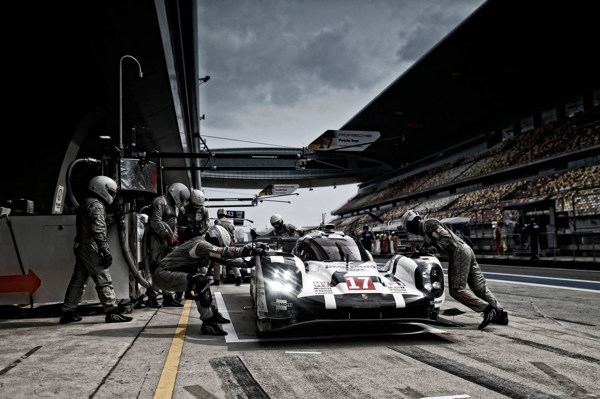 Porsche 919 Hybrid #17 pit stop