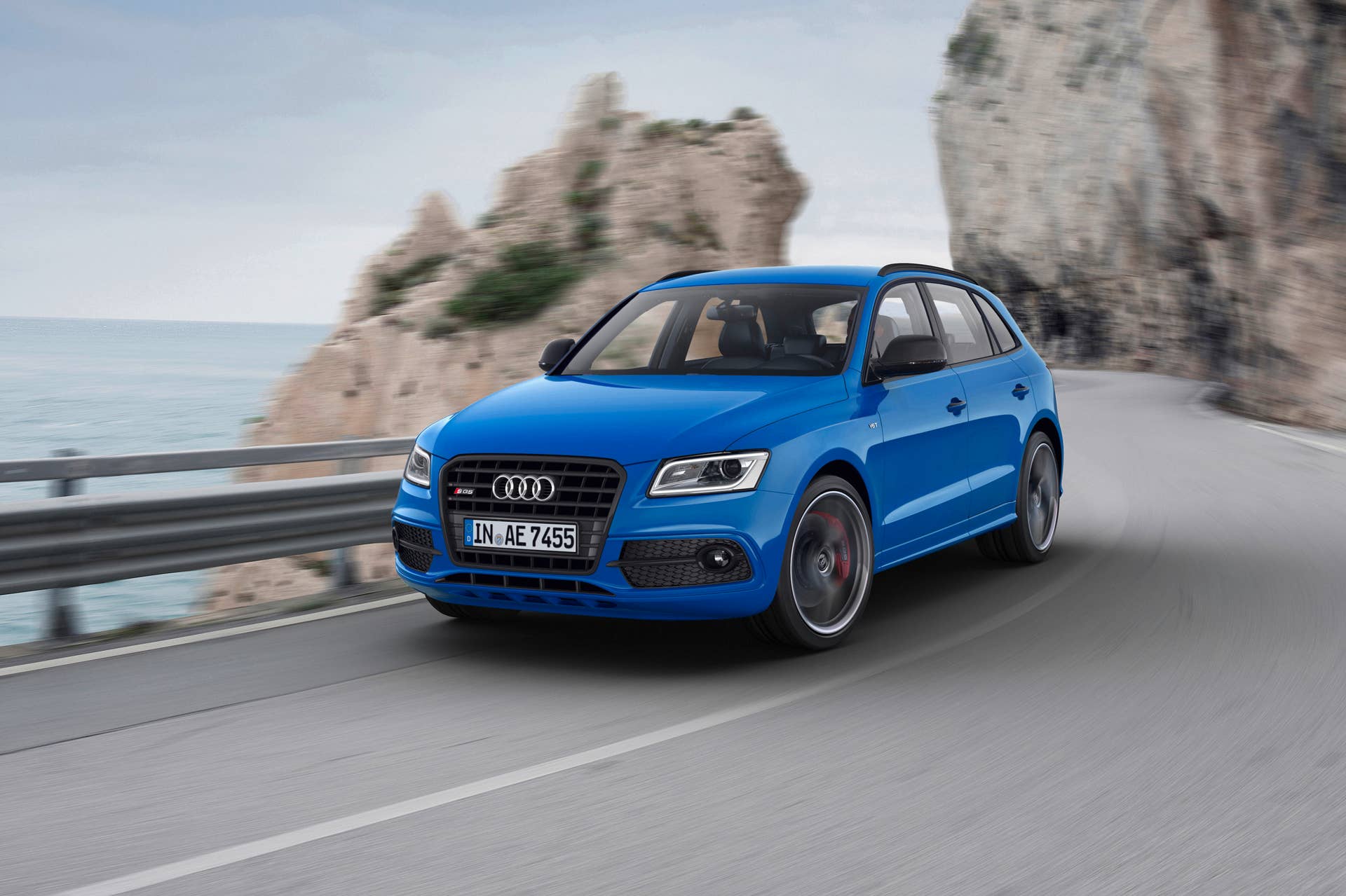Audi SQ5 TDI Plus moving road front 3/4