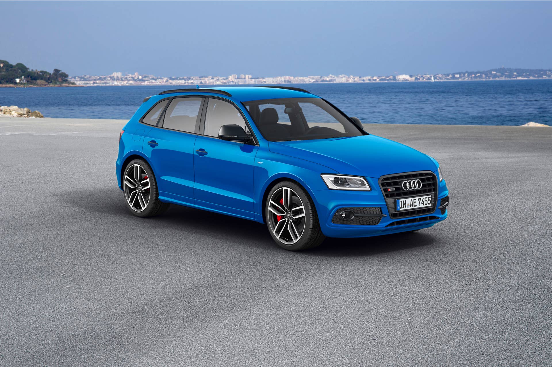 Audi SQ5 TDI Plus front above 3/4