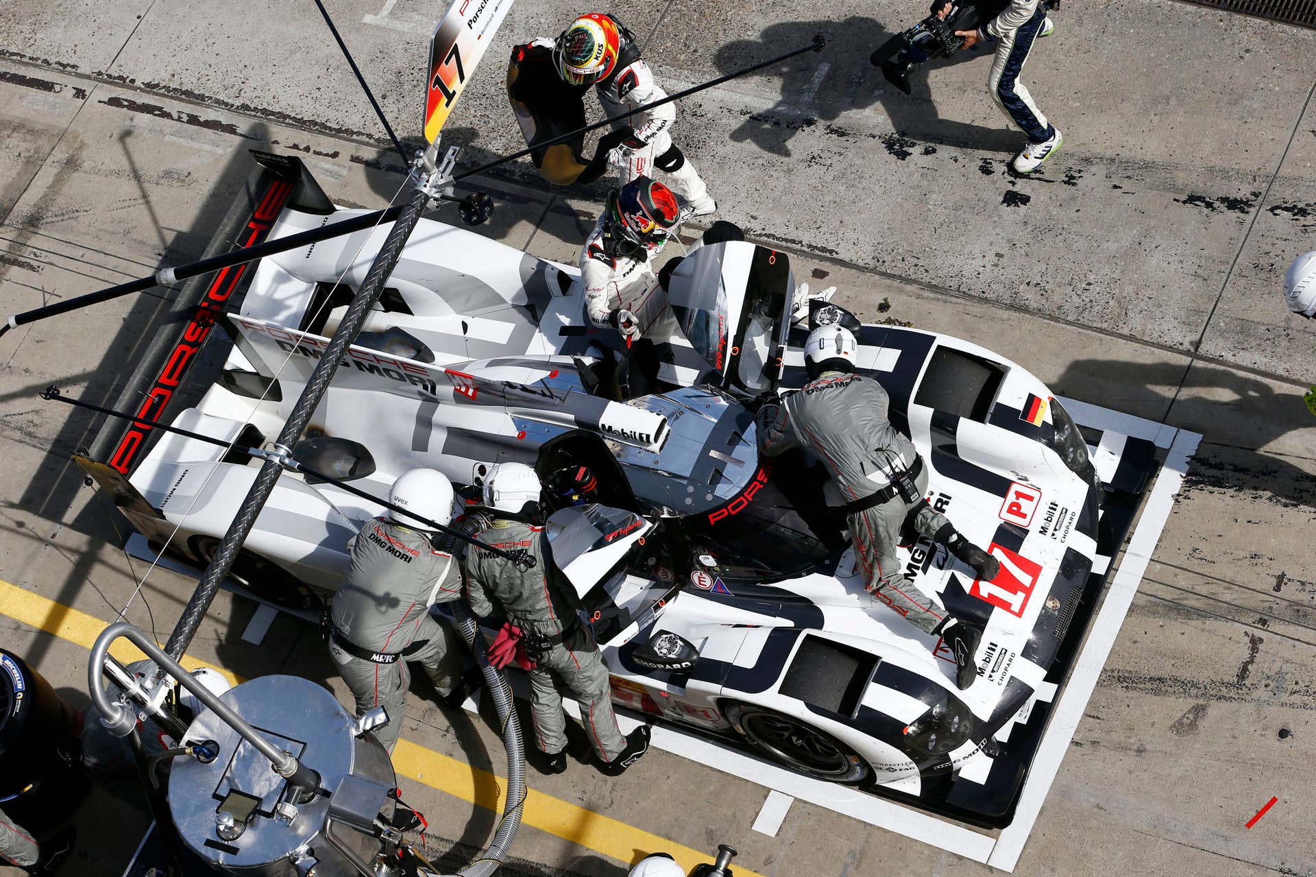 Porsche 919 Hybrid #17 pit lane