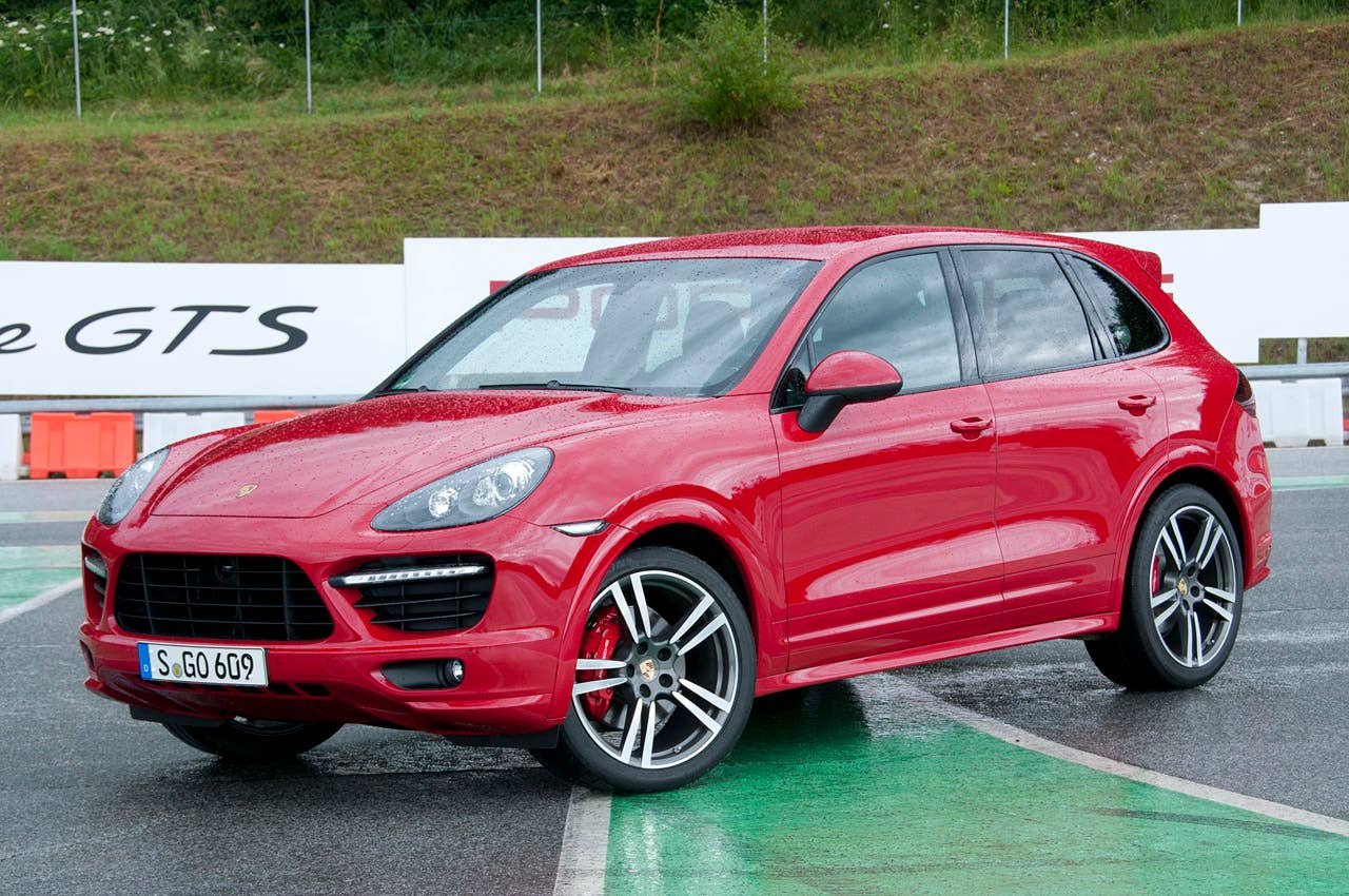 2013 Porsche Cayenne GTS front 3/4 view