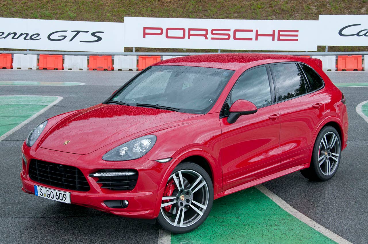 2013 Porsche Cayenne GTS front 3/4 view