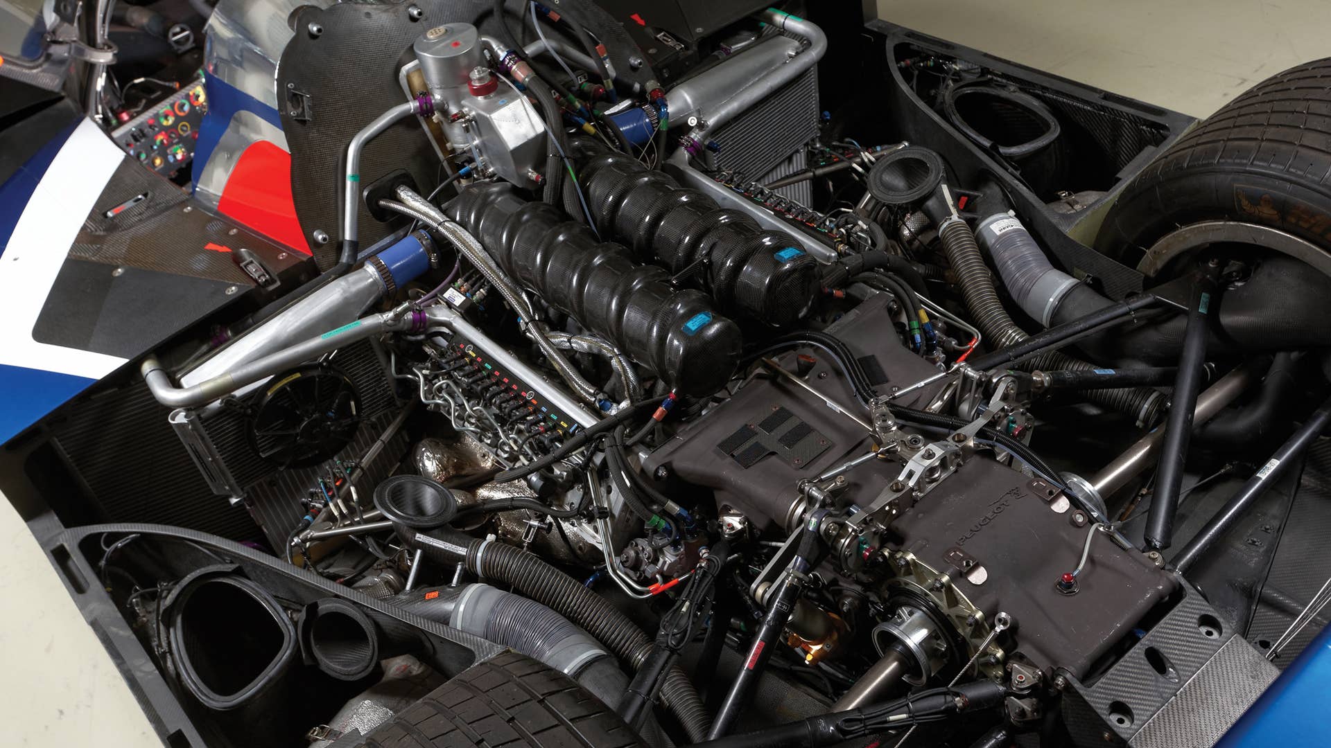 2008 Peugeot 908 HDi FAP engine bay