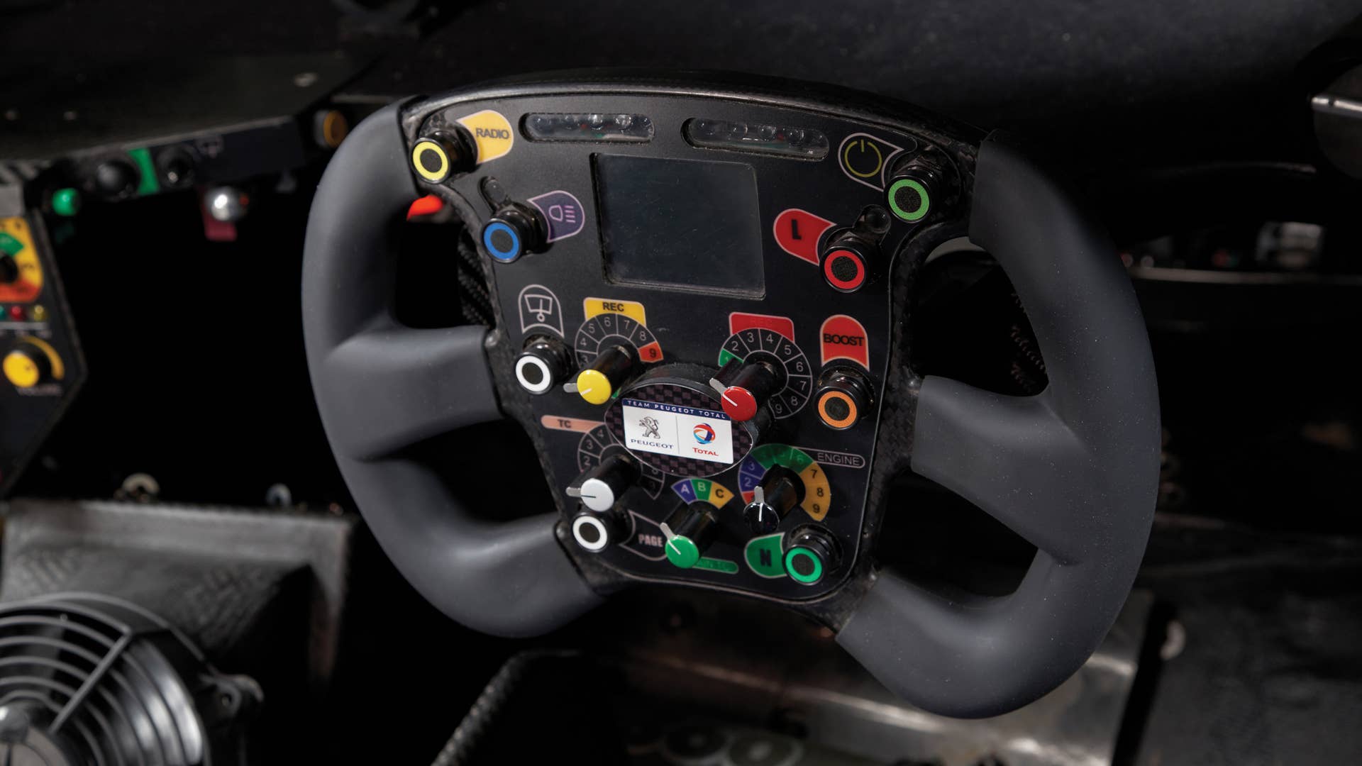 2008 Peugeot 908 HDi FAP steering wheel