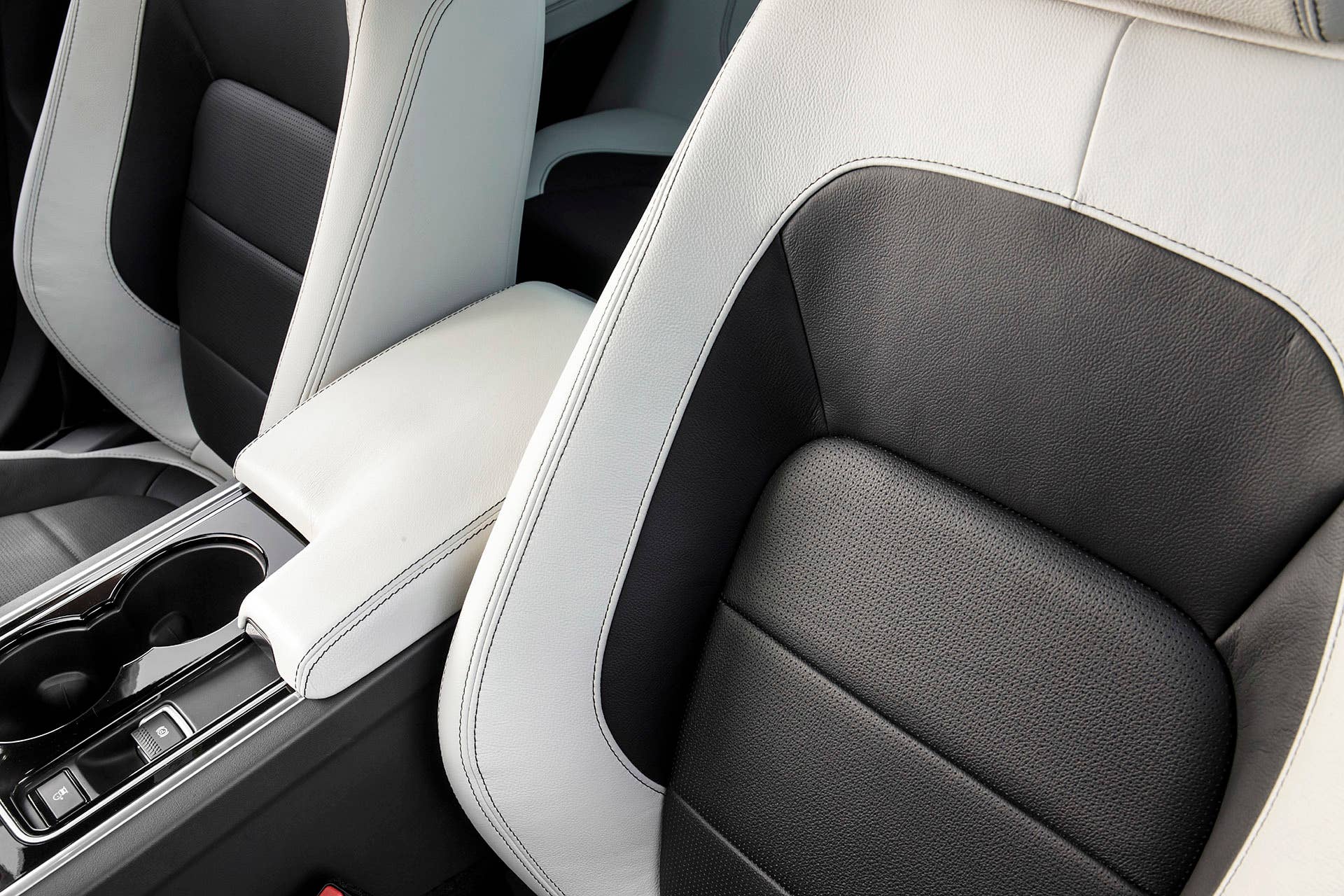 2017 Jaguar XE seat detail