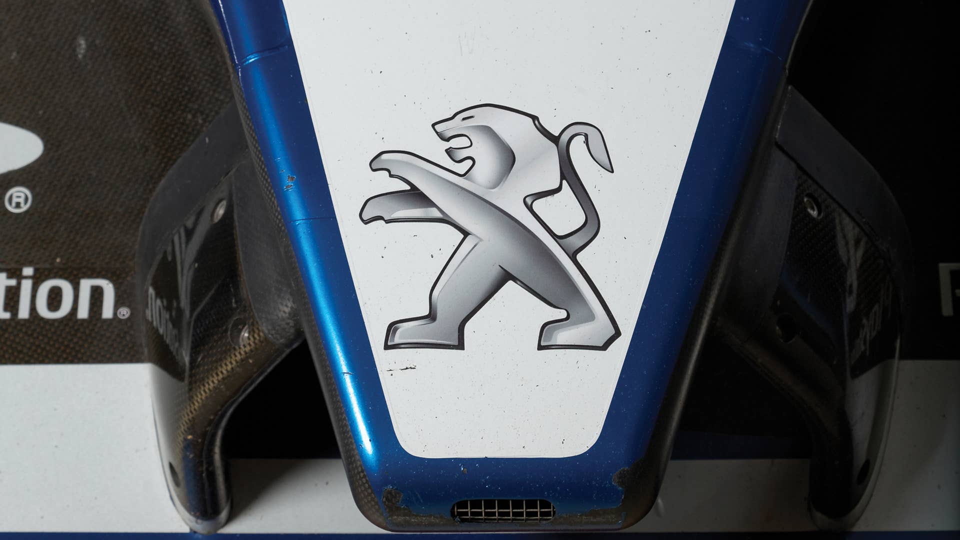 2008 Peugeot 908 HDi FAP nose logo