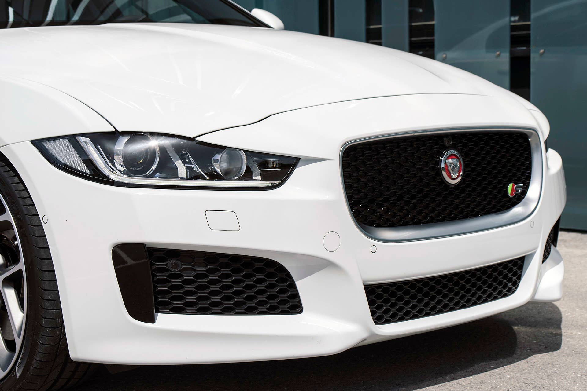 2017 Jaguar XE front detail