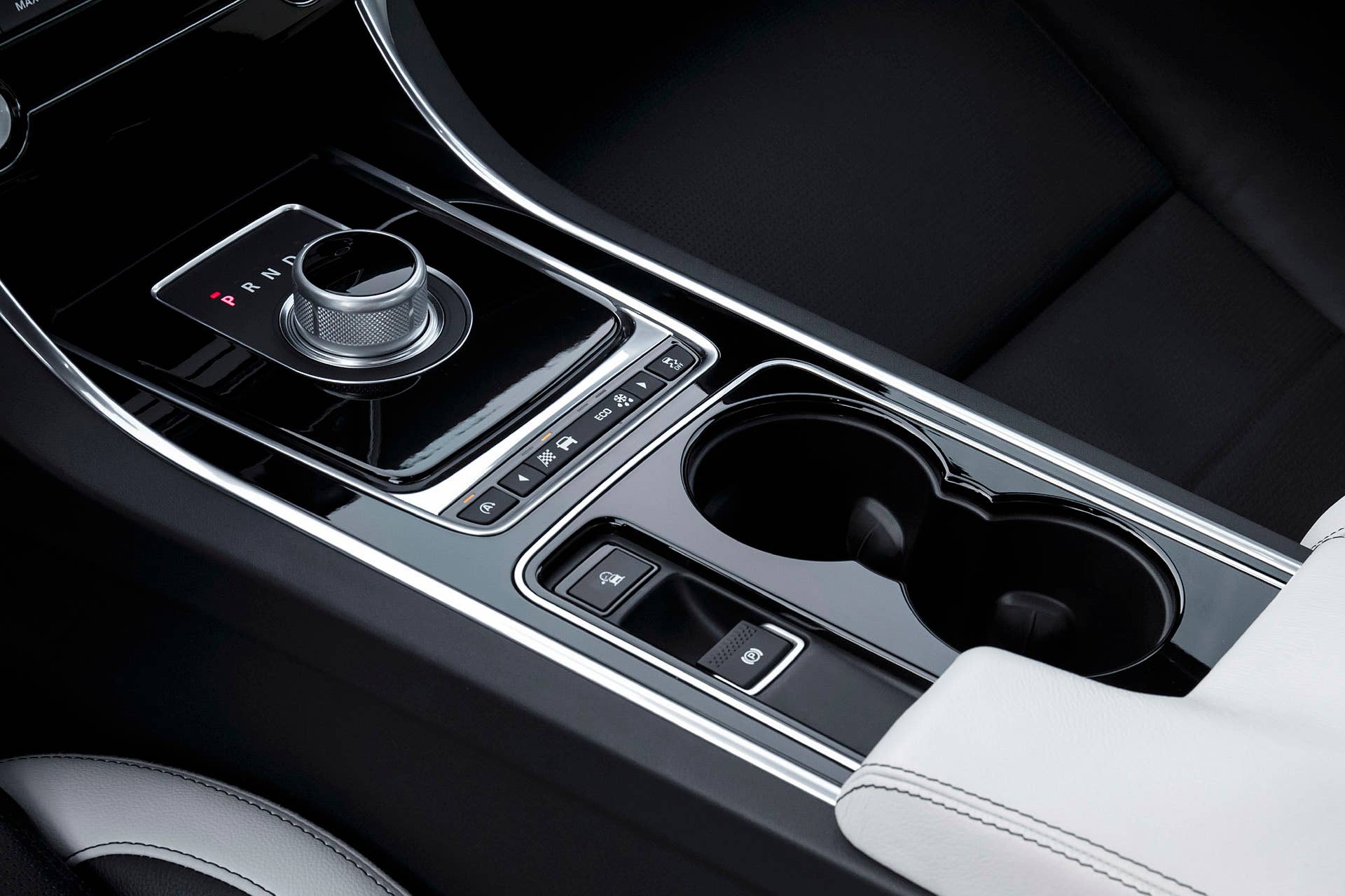 2017 Jaguar XE center console