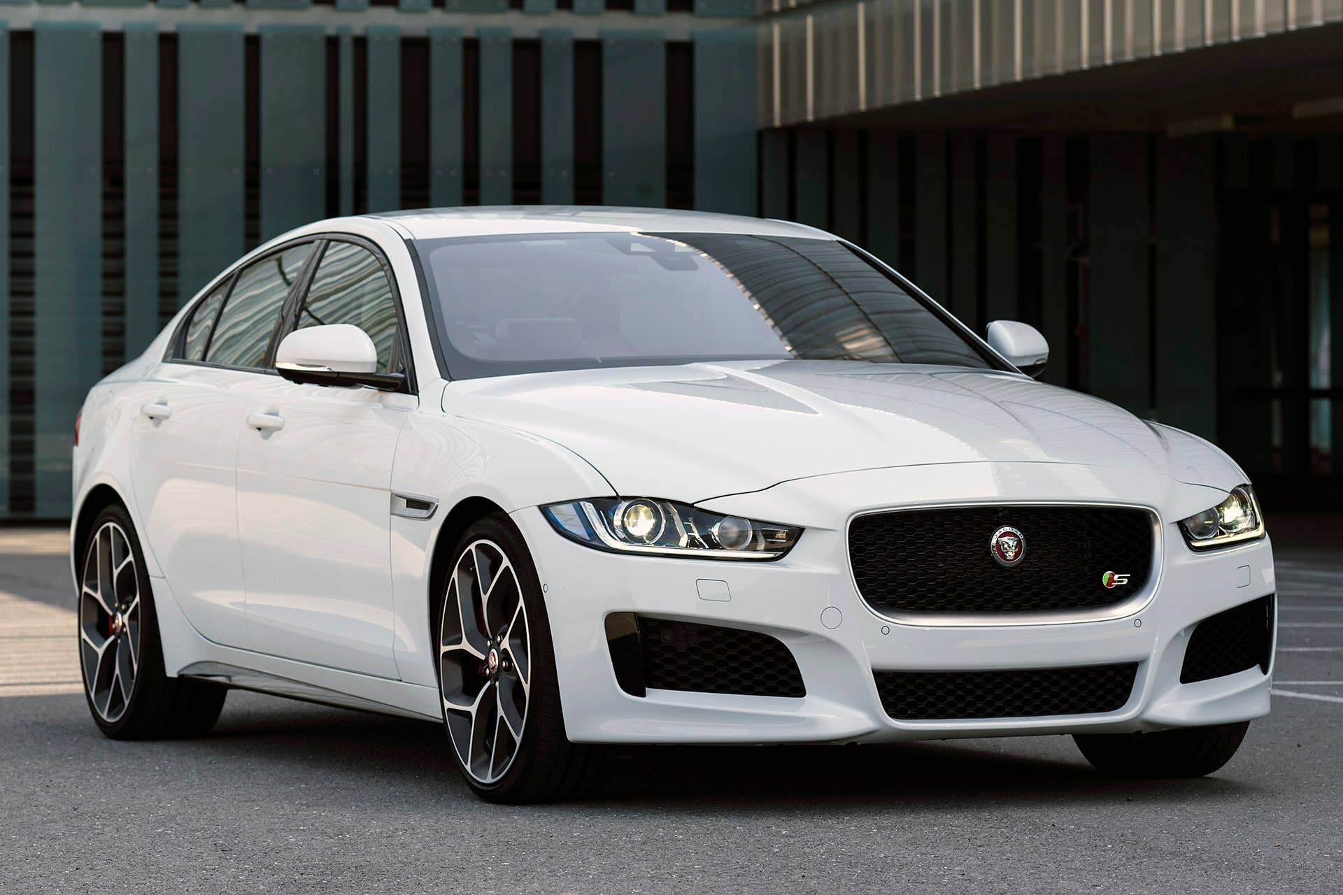2017 Jaguar XE front 3/4 view