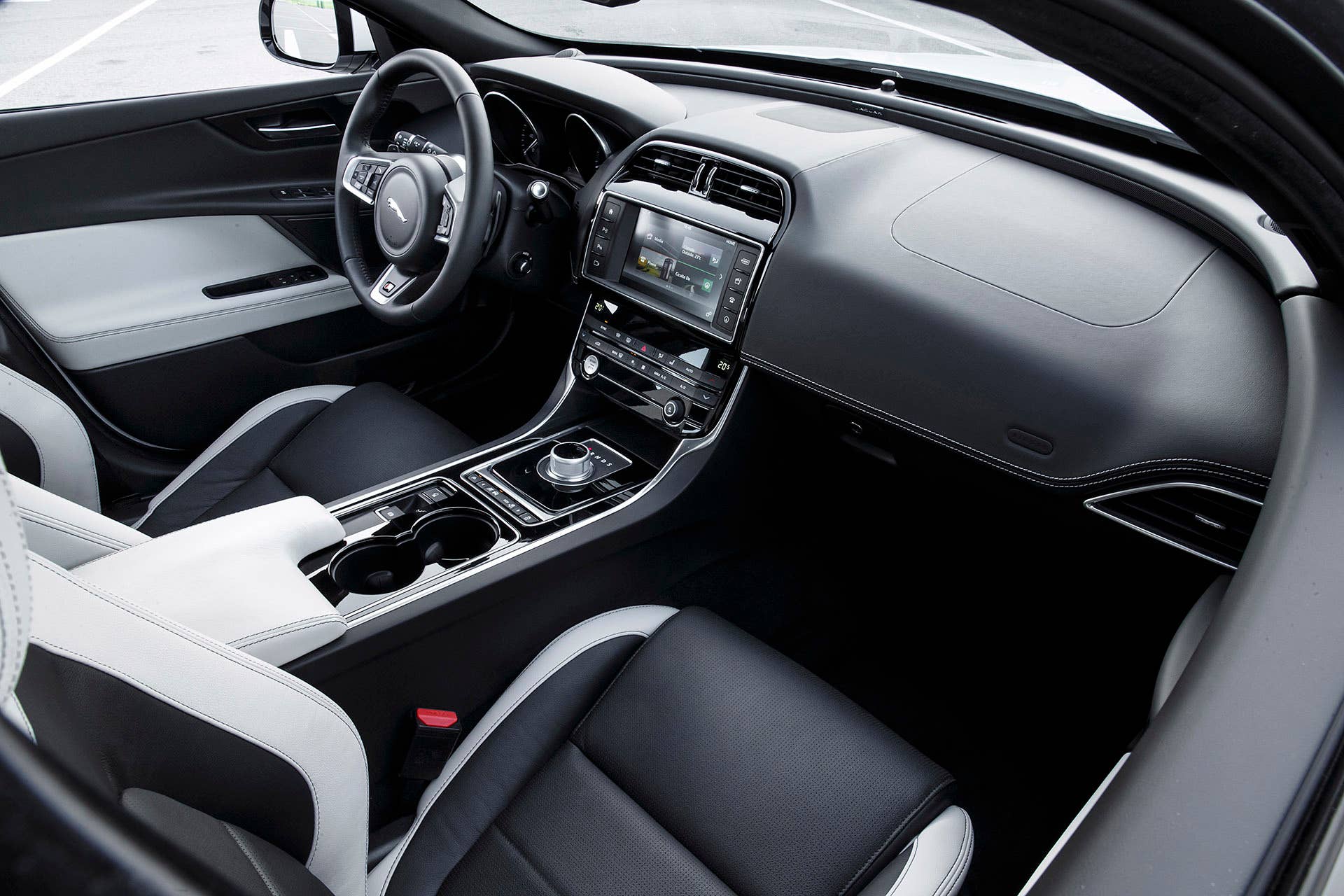 2017 Jaguar XE interior
