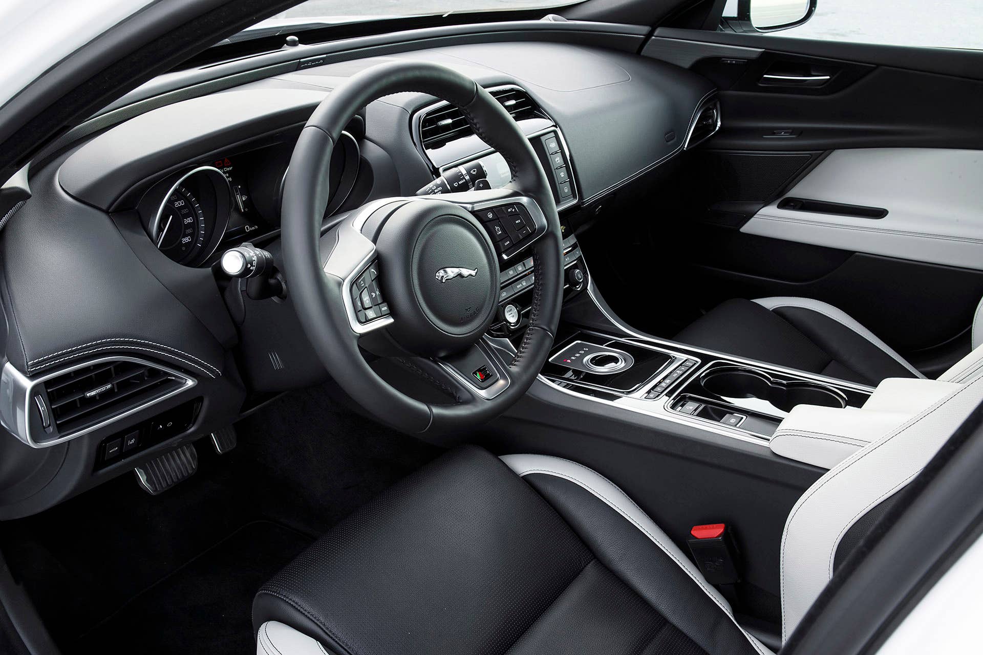 2017 Jaguar XE interior