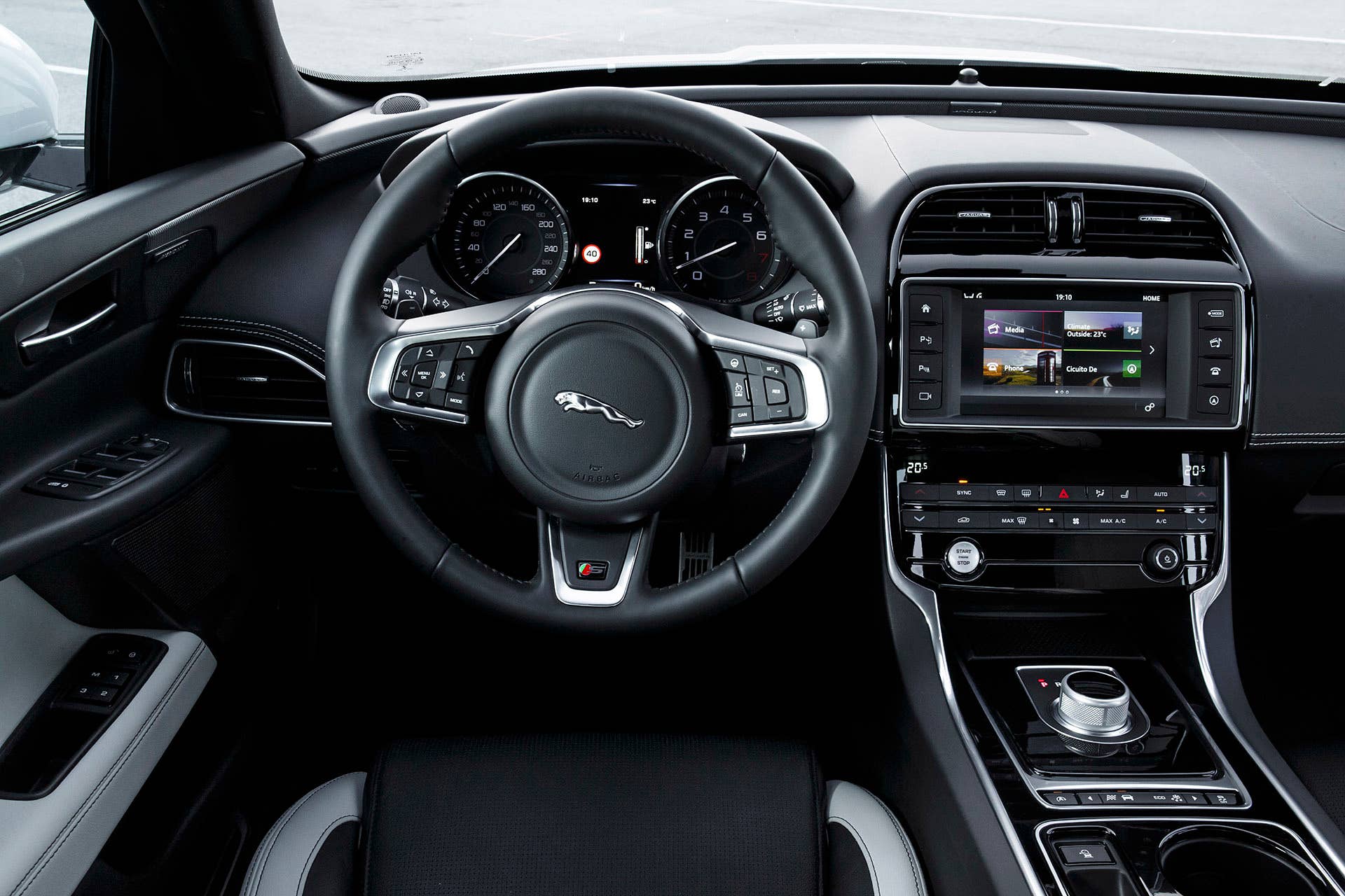 2017 Jaguar XE interior