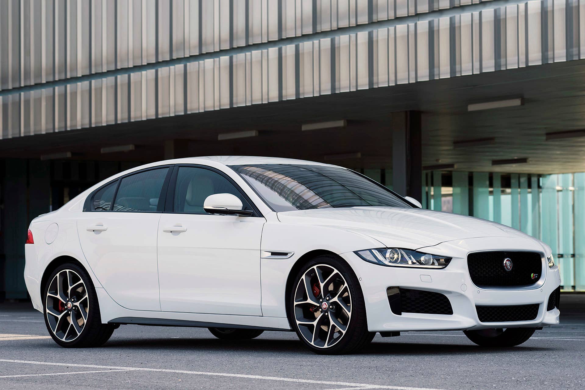 2017 Jaguar XE front 3/4 view