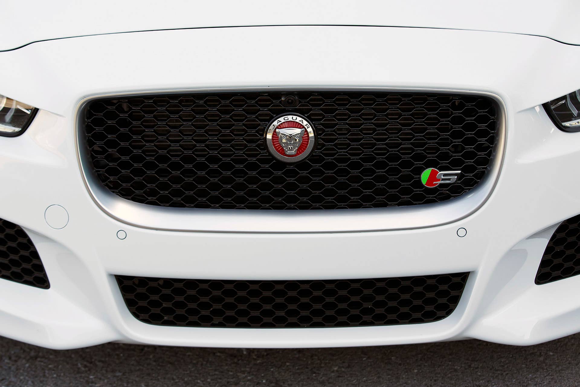 2017 Jaguar XE grille