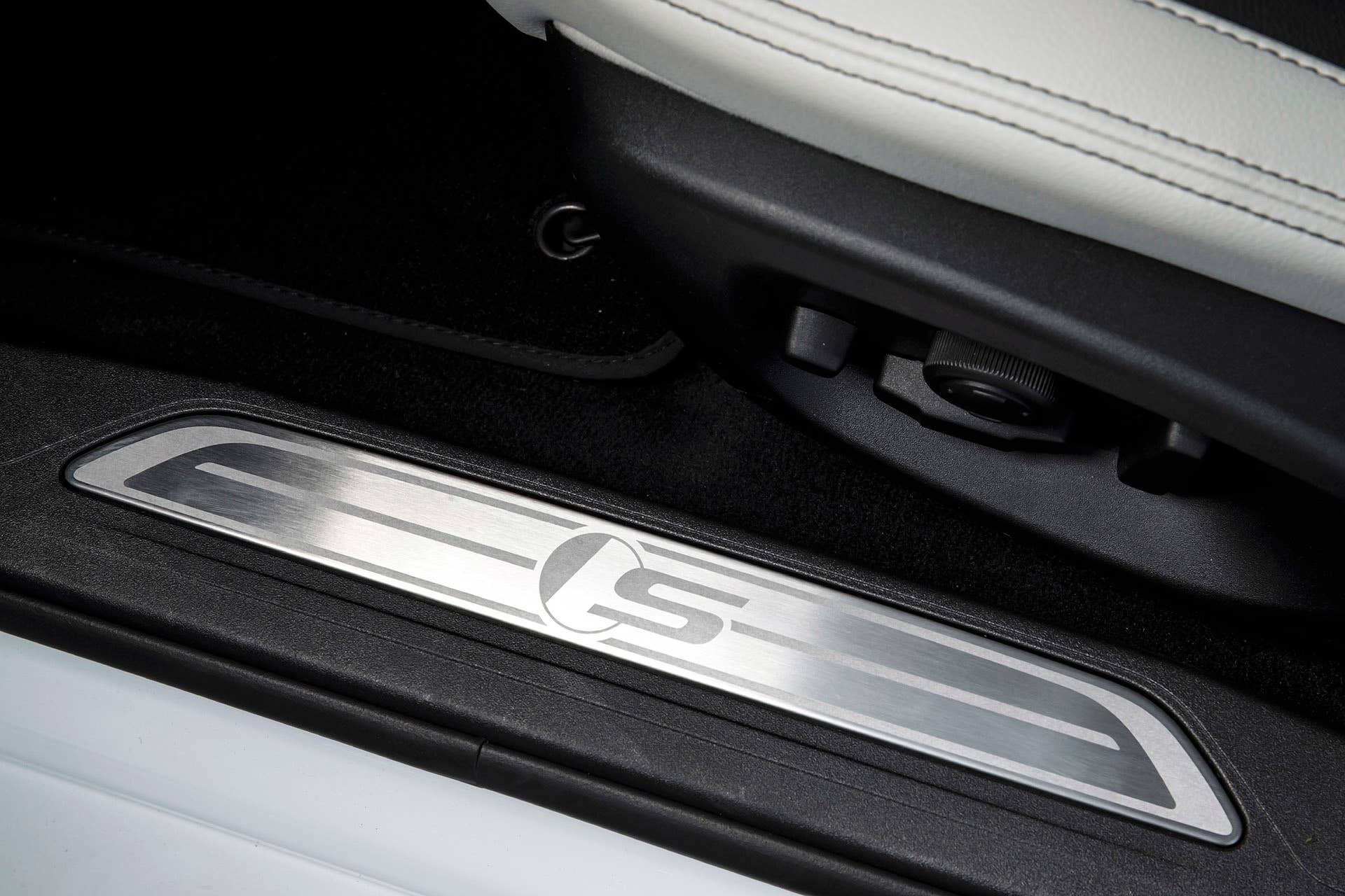 2017 Jaguar XE sill plate