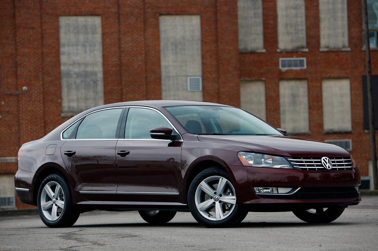 2012 Volkswagen Passat front 3/4 view