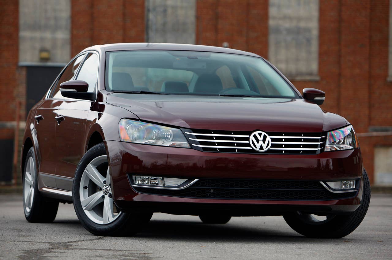 2012 Volkswagen Passat front 3/4 view