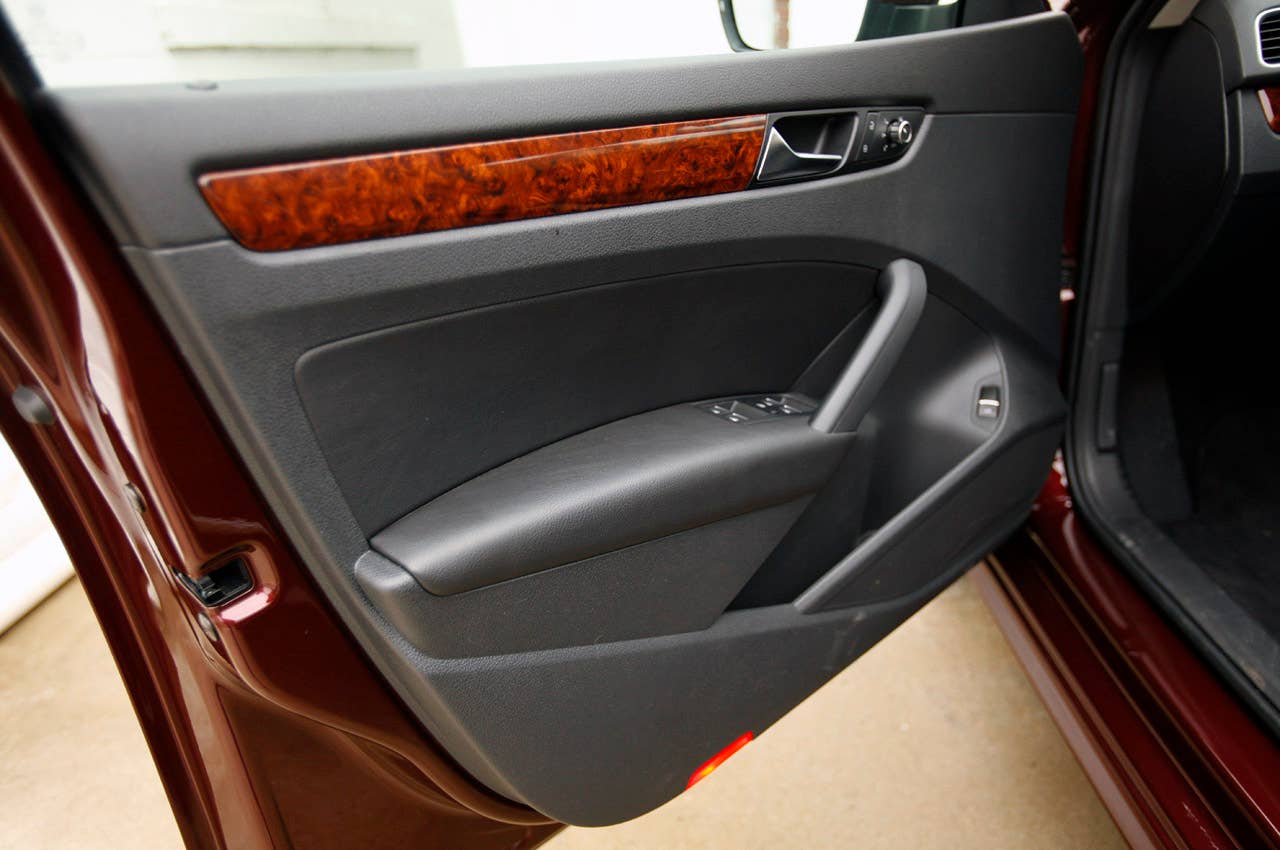 2012 Volkswagen Passat door