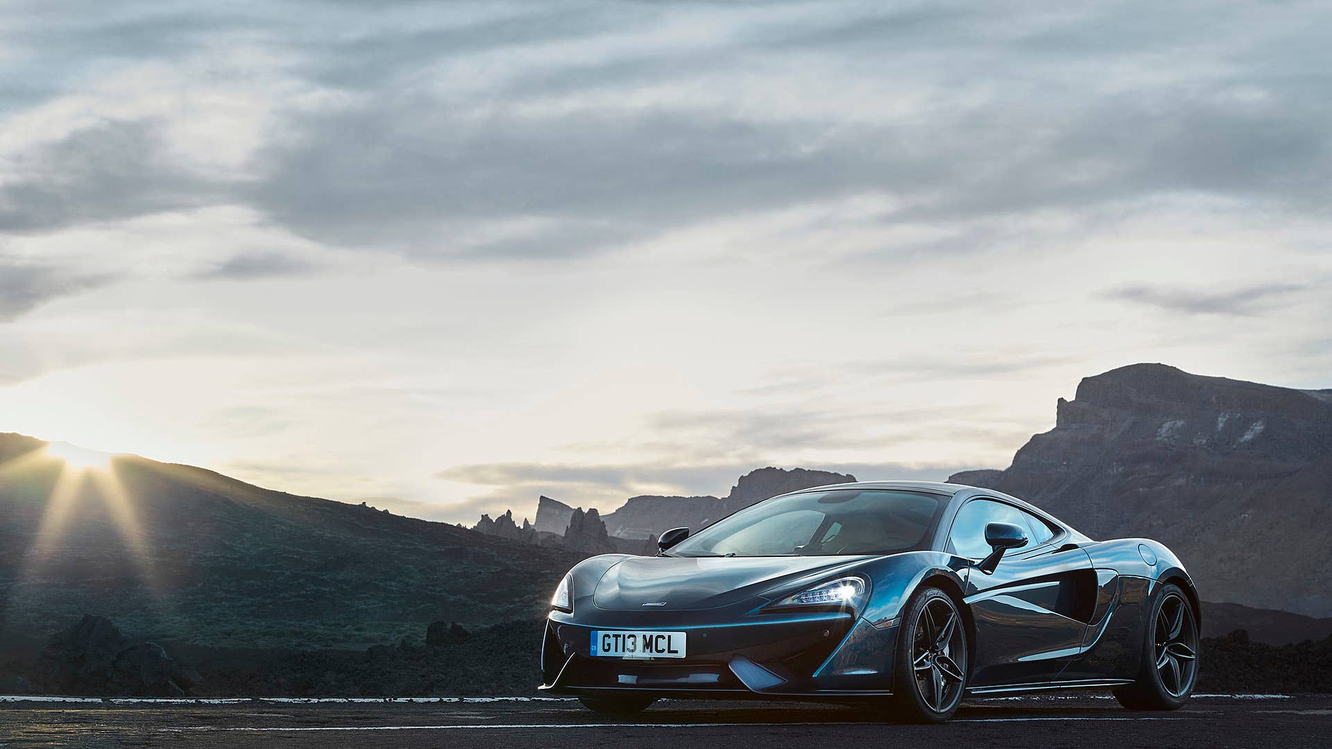 2017 McLaren 570GT front 3/4 view