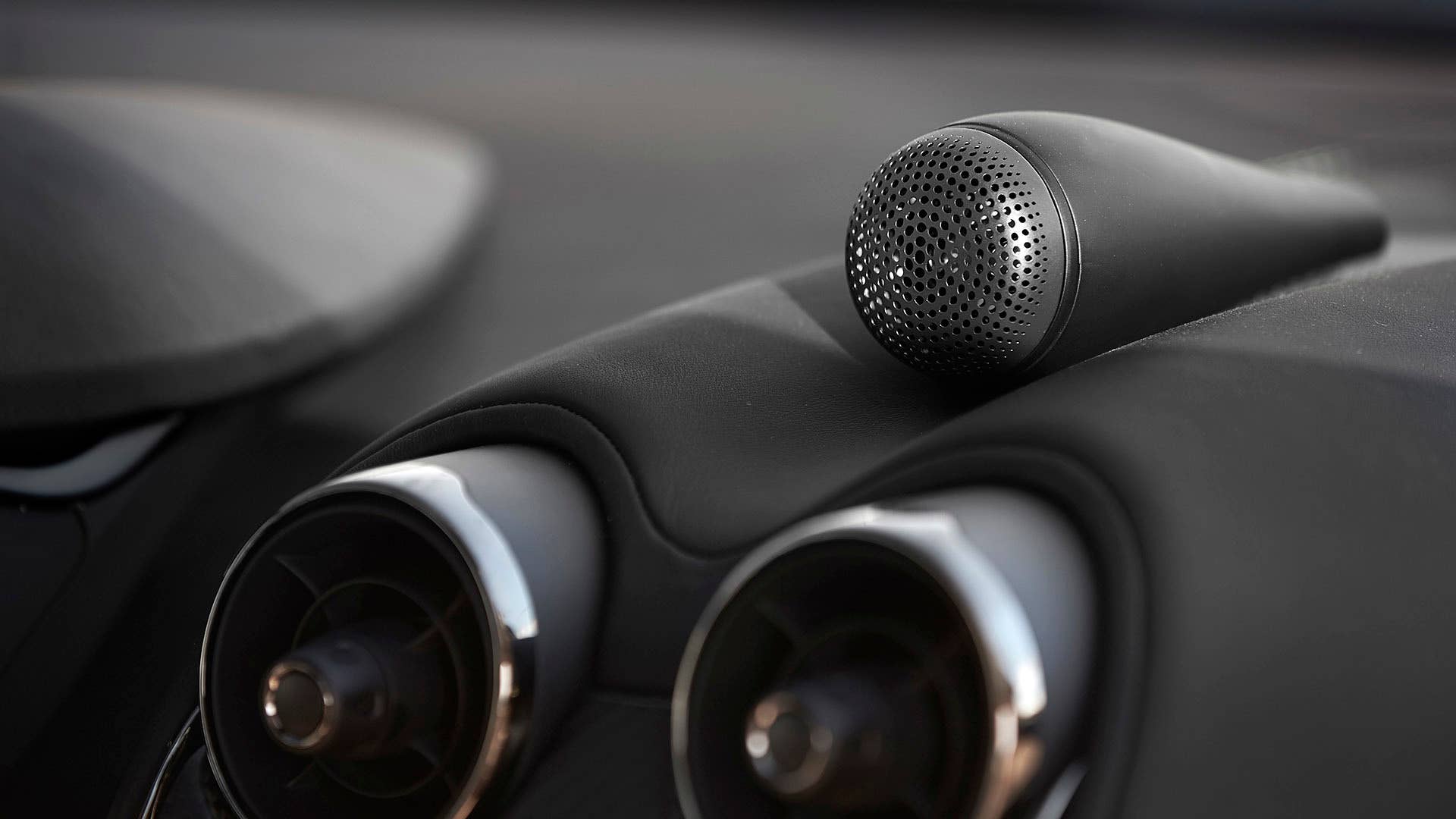 2017 McLaren 570GT speaker