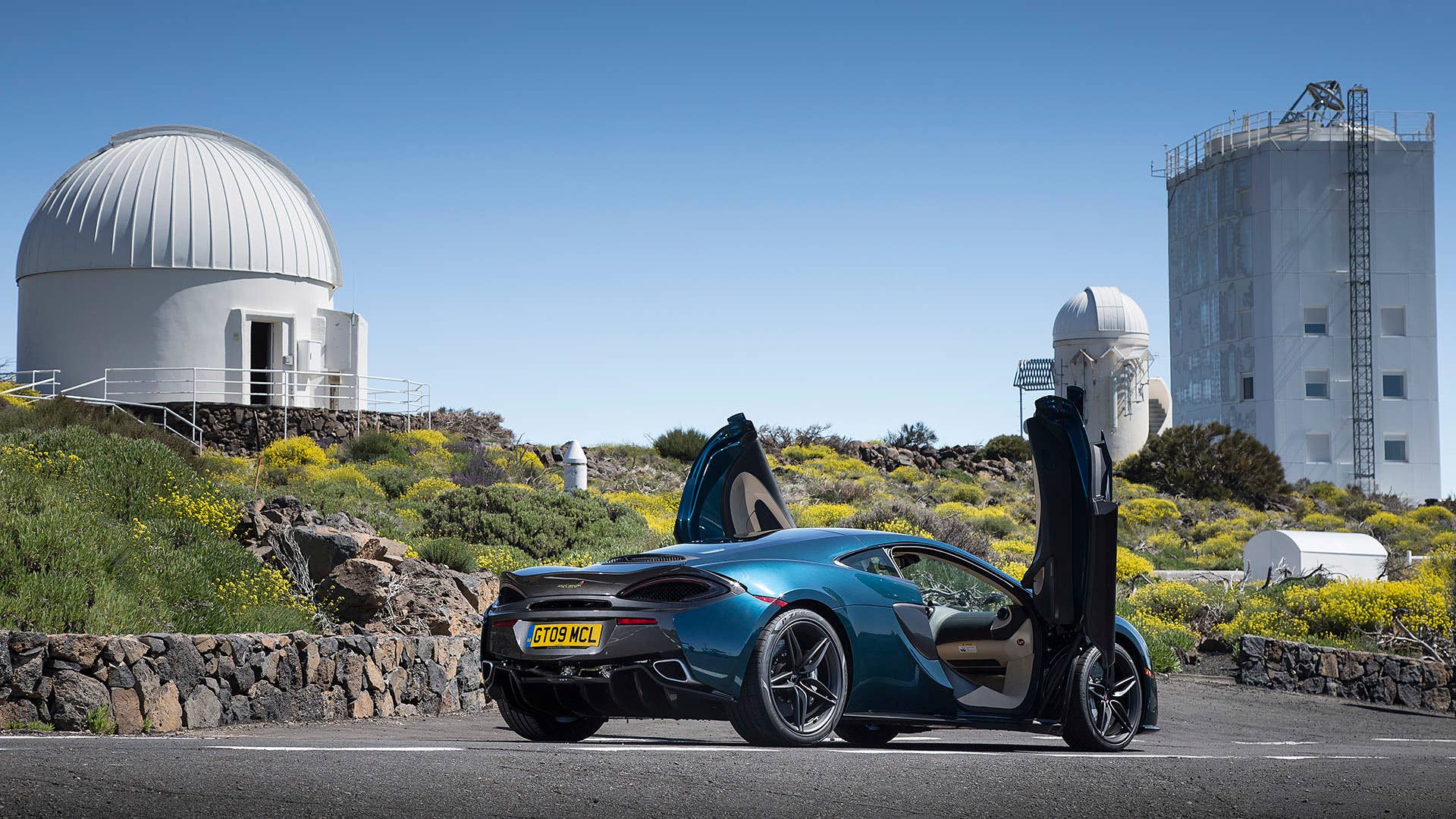 2017 McLaren 570GT rear 3/4 view