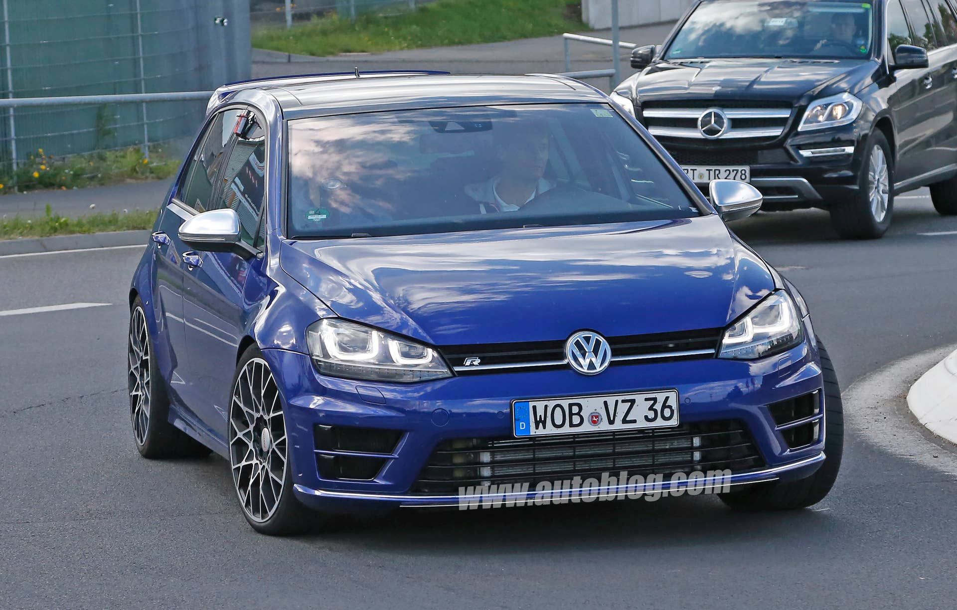 Volkswagen Golf R 400 spy shots