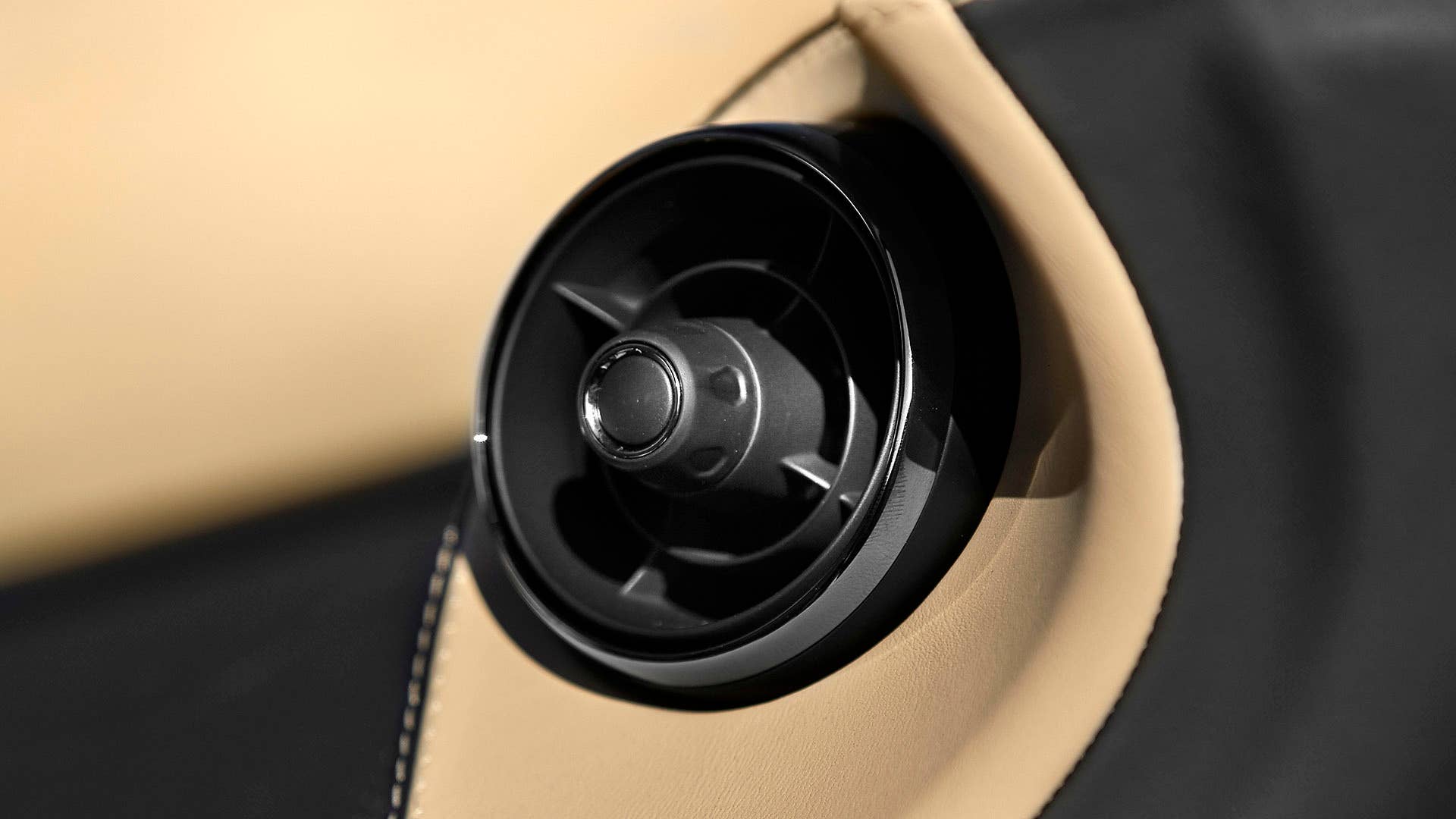 2017 McLaren 570GT air vent