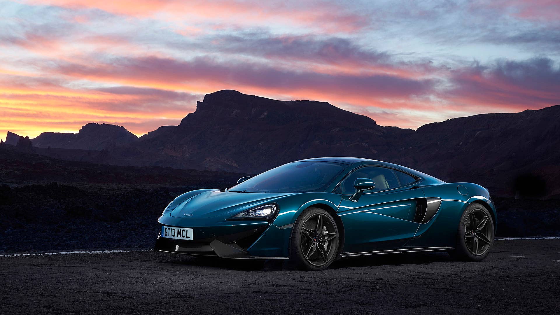 2017 McLaren 570GT front 3/4 view