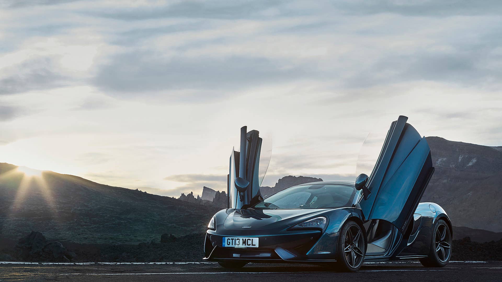 2017 McLaren 570GT front 3/4 view
