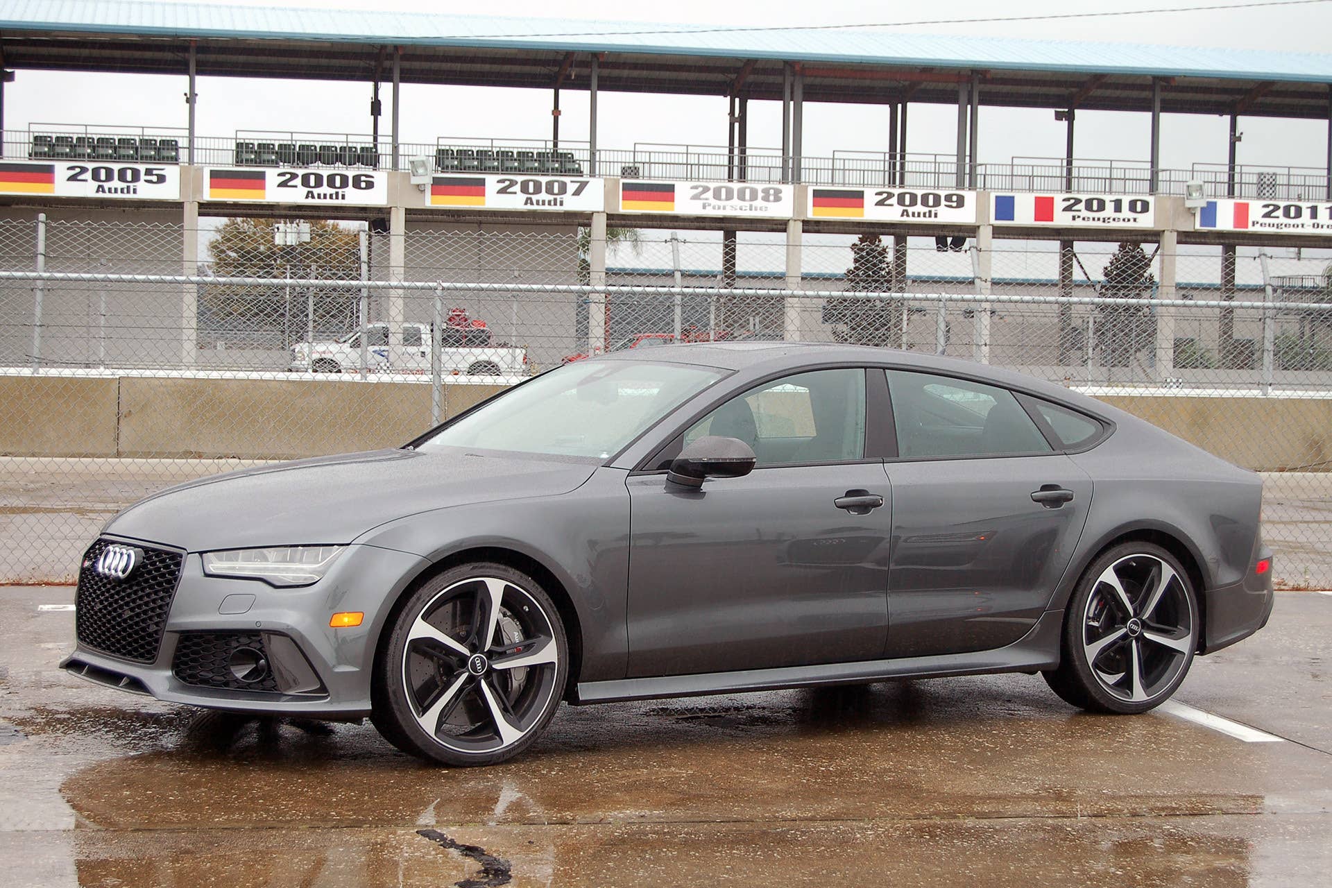2016 Audi RS 7 Performance front 3/4 view