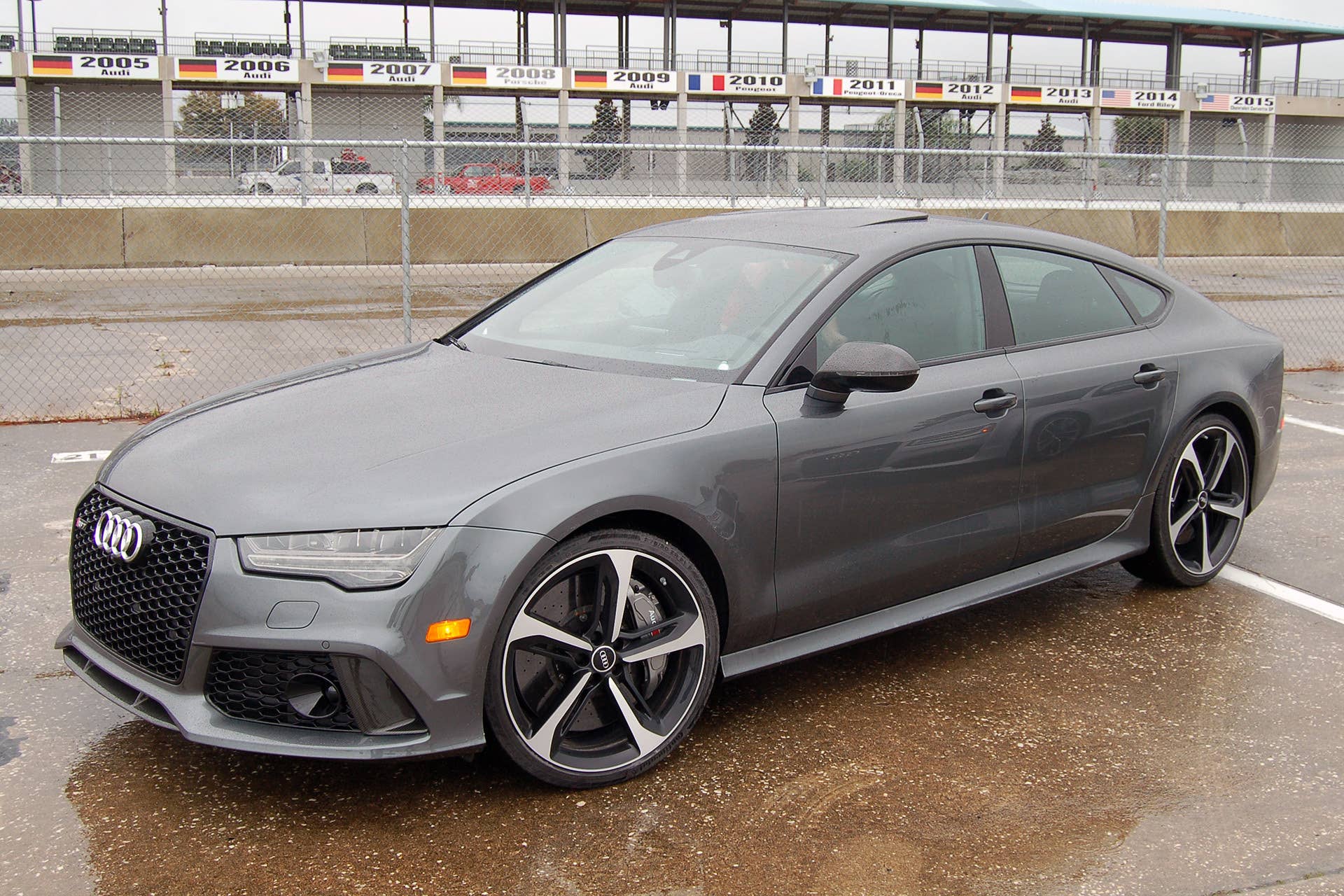 2016 Audi RS 7 Performance front 3/4 view