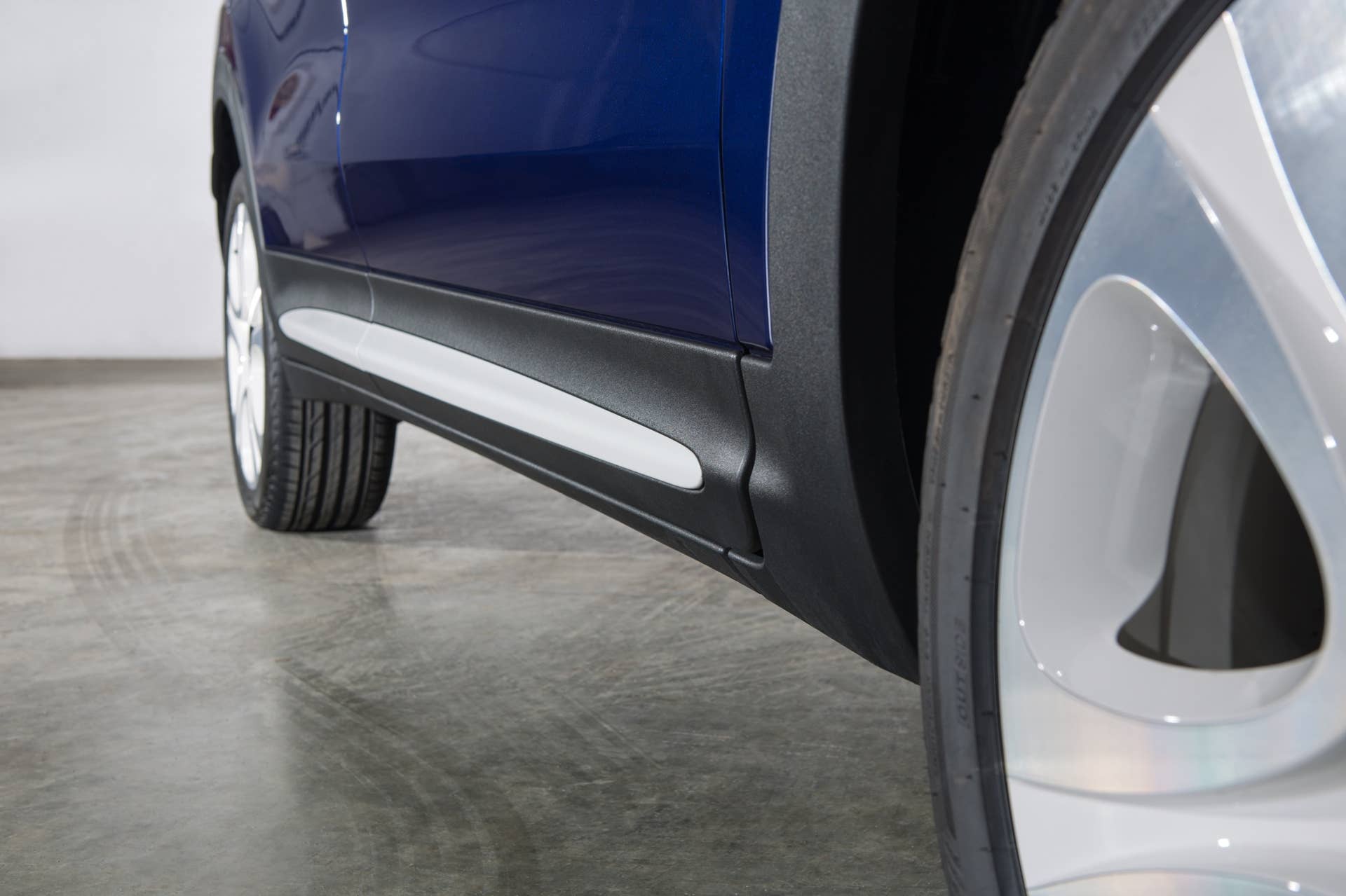 Fiat 500X Mopar accessories blue white detail side sill step