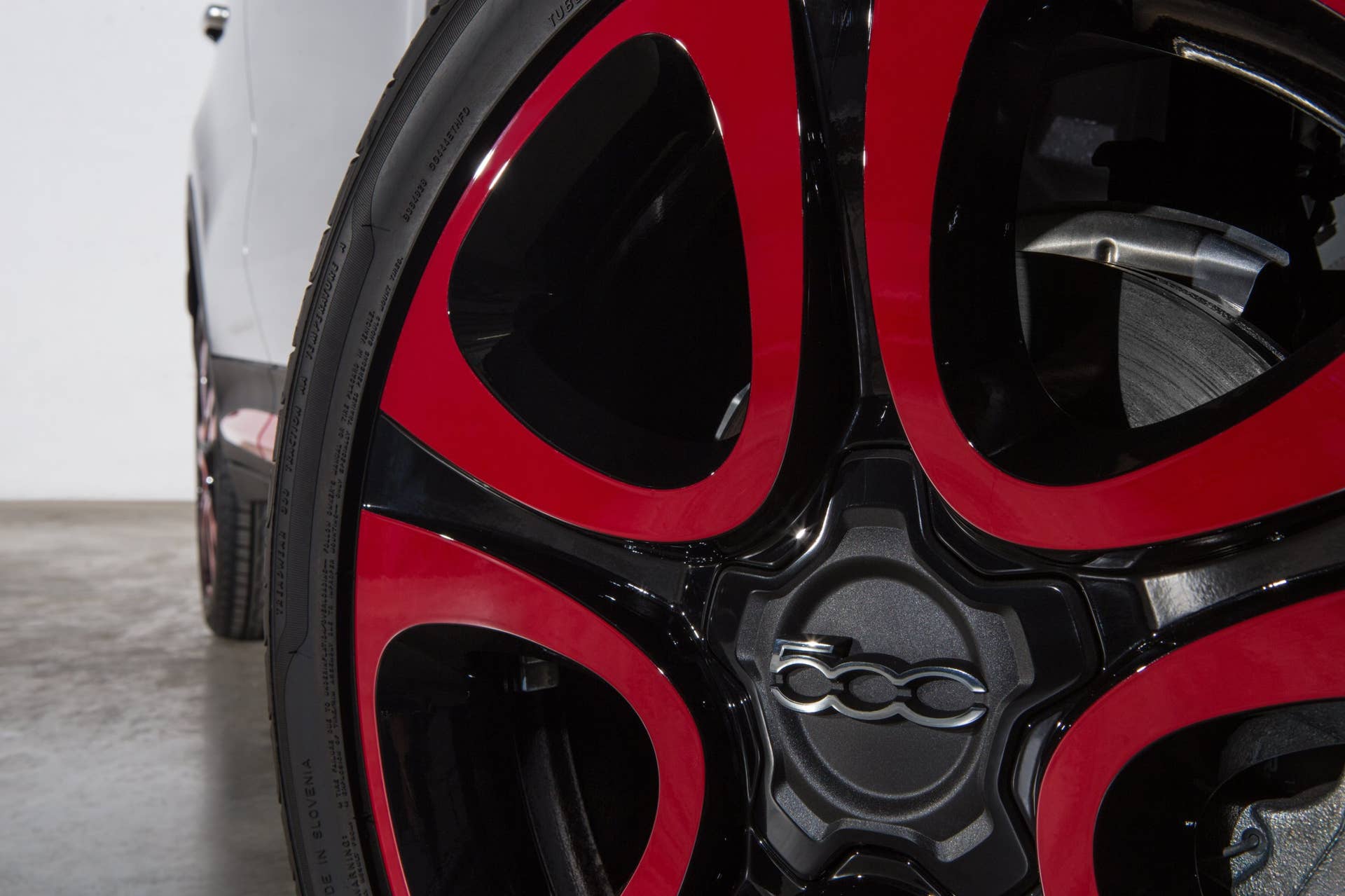 Fiat 500X Mopar grey gray red wheel