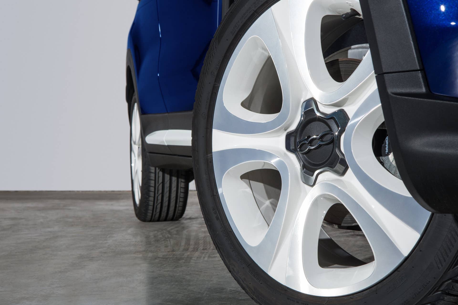 Fiat 500X Mopar accessories blue white wheel