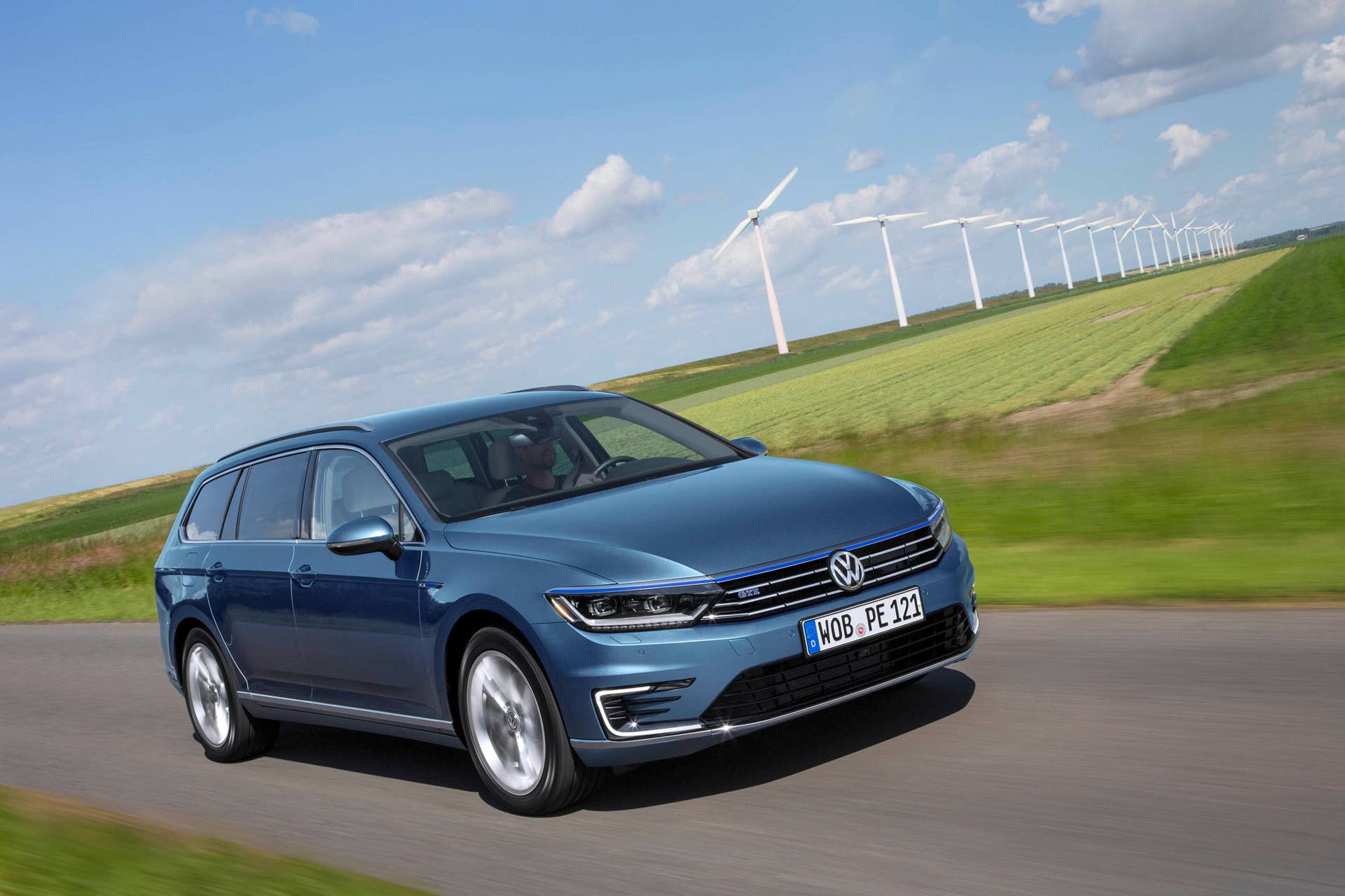 2015 Volkswagen Passat GTE Variant front 3/4 driving