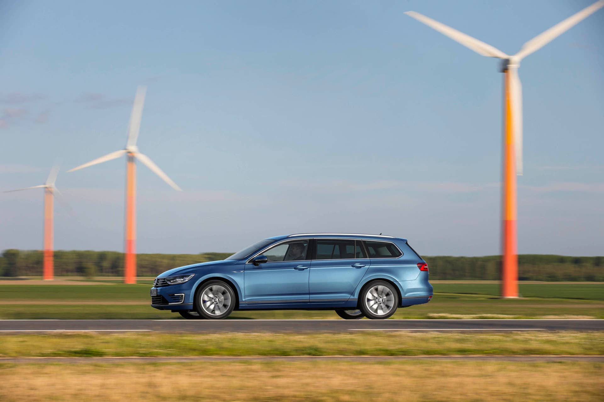 Volkswagen Passat GTE Variant driving