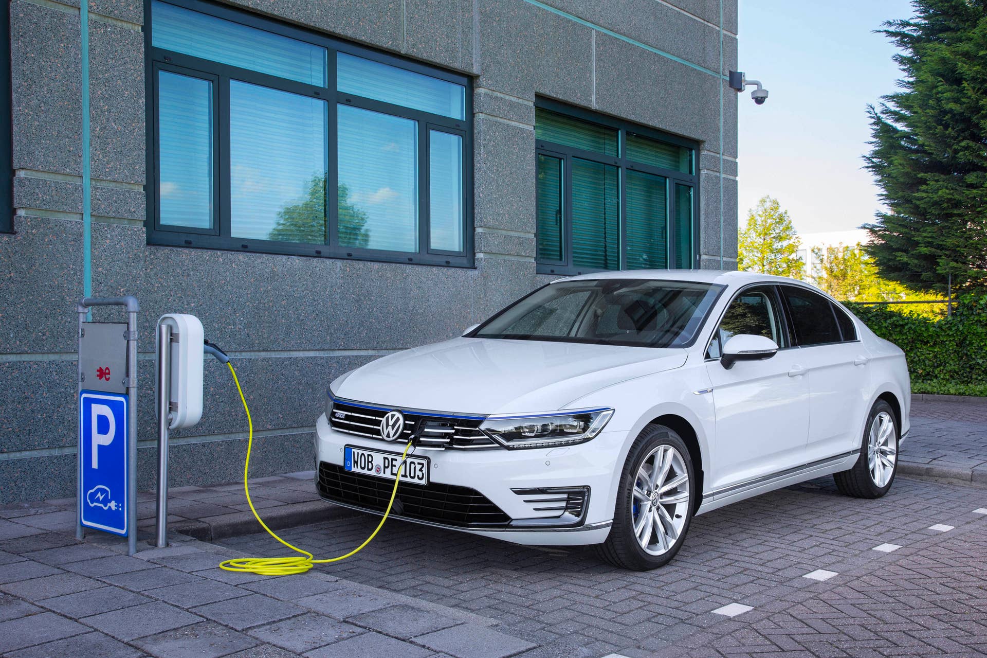 VW Passat GTE charging