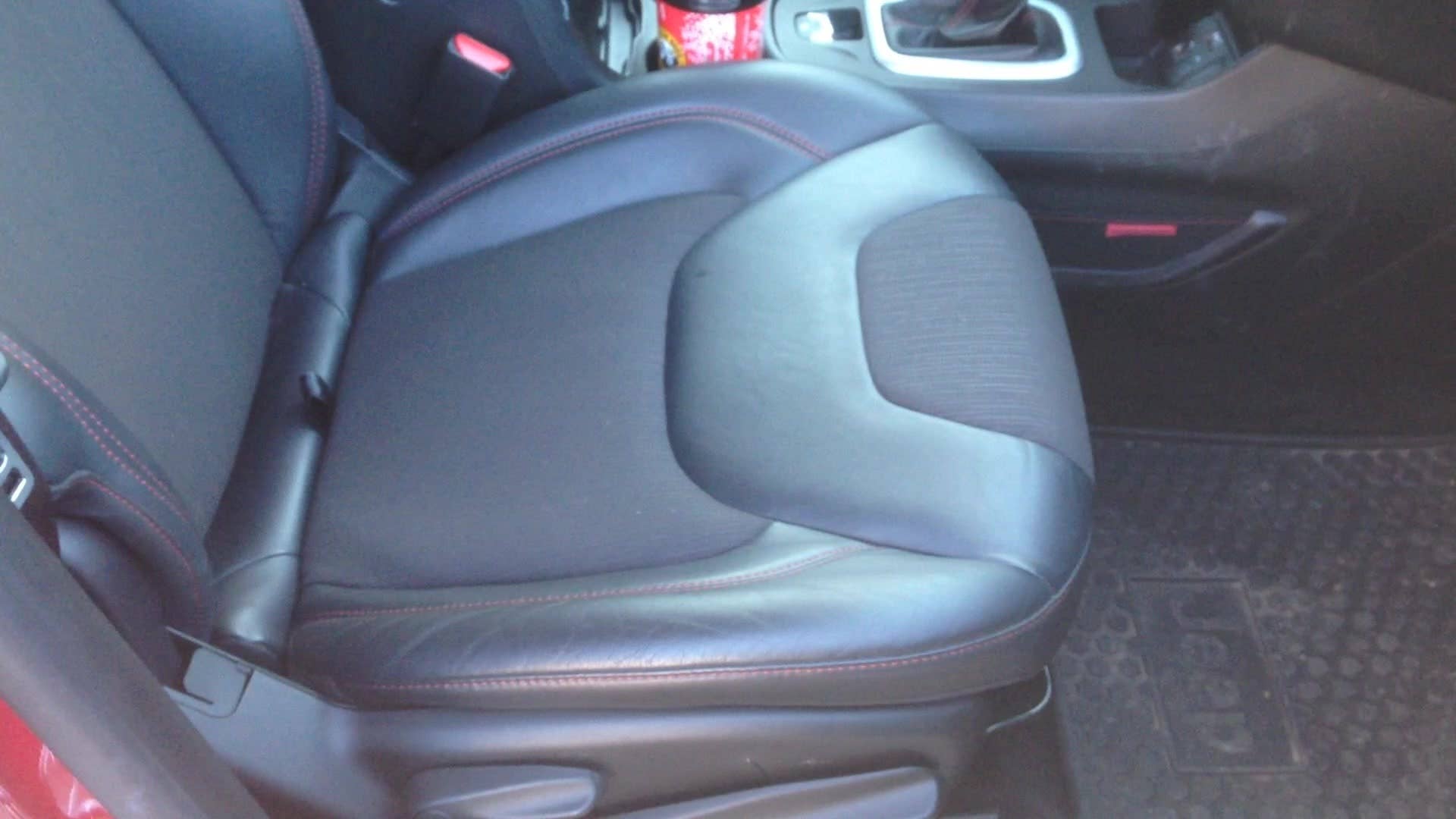 Senior editor Greg Migliore reveals the secret hidden seat compartment in Autoblog's 2014 Jeep Cherokee.